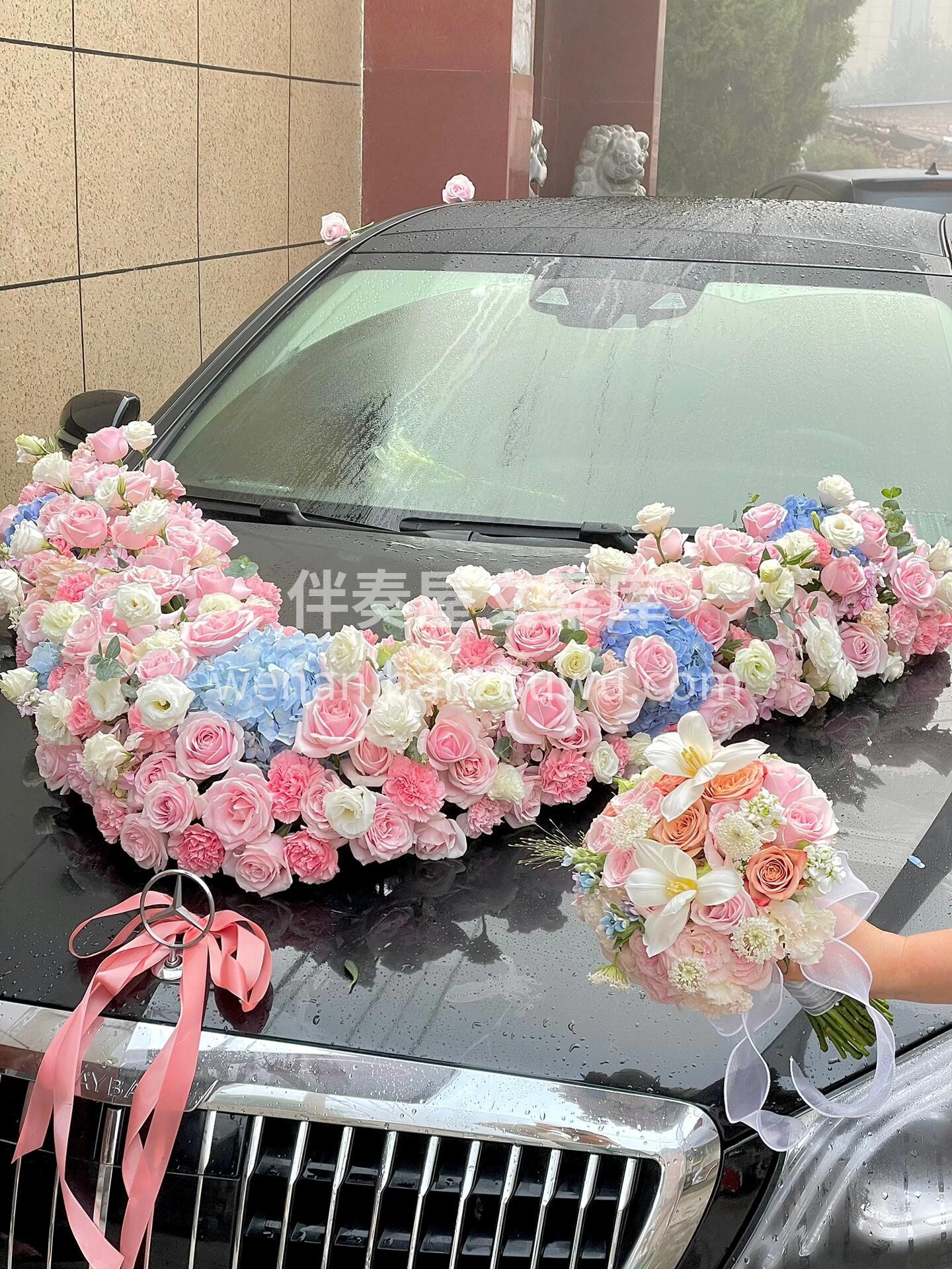 粉色系V型婚车🚗 婚车的花艺藏着新人的期待🍦 车头那簇饱满的 配图3