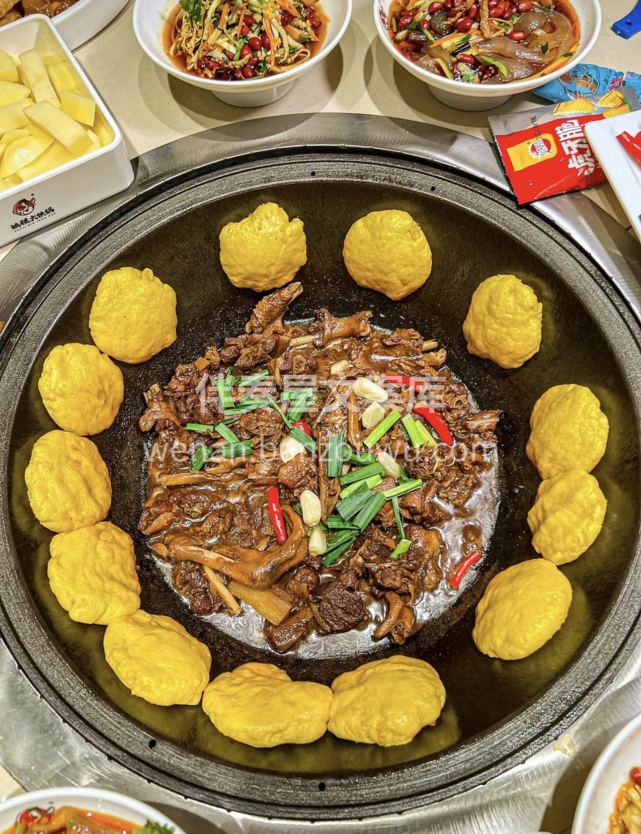 铁锅炖鹅，热情似火！肥美的鹅肉在铁锅里欢 配图1