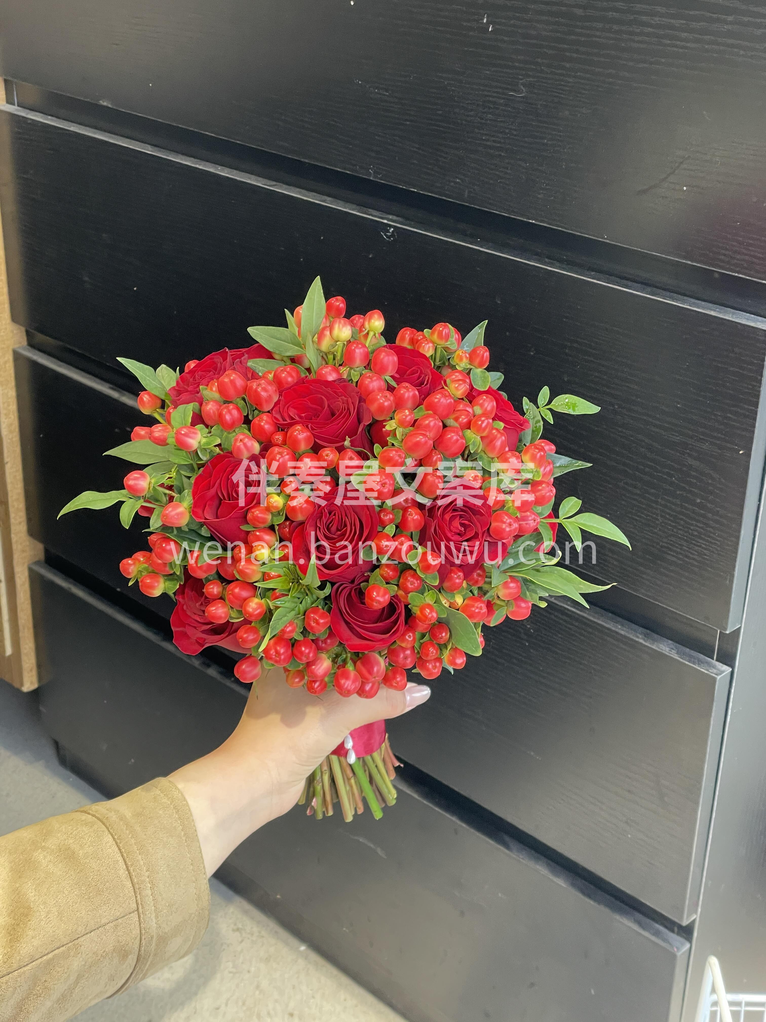 都说红豆是浪漫天花板💓 那把王维诗里的红豆做成手捧花 就是顶 配图1