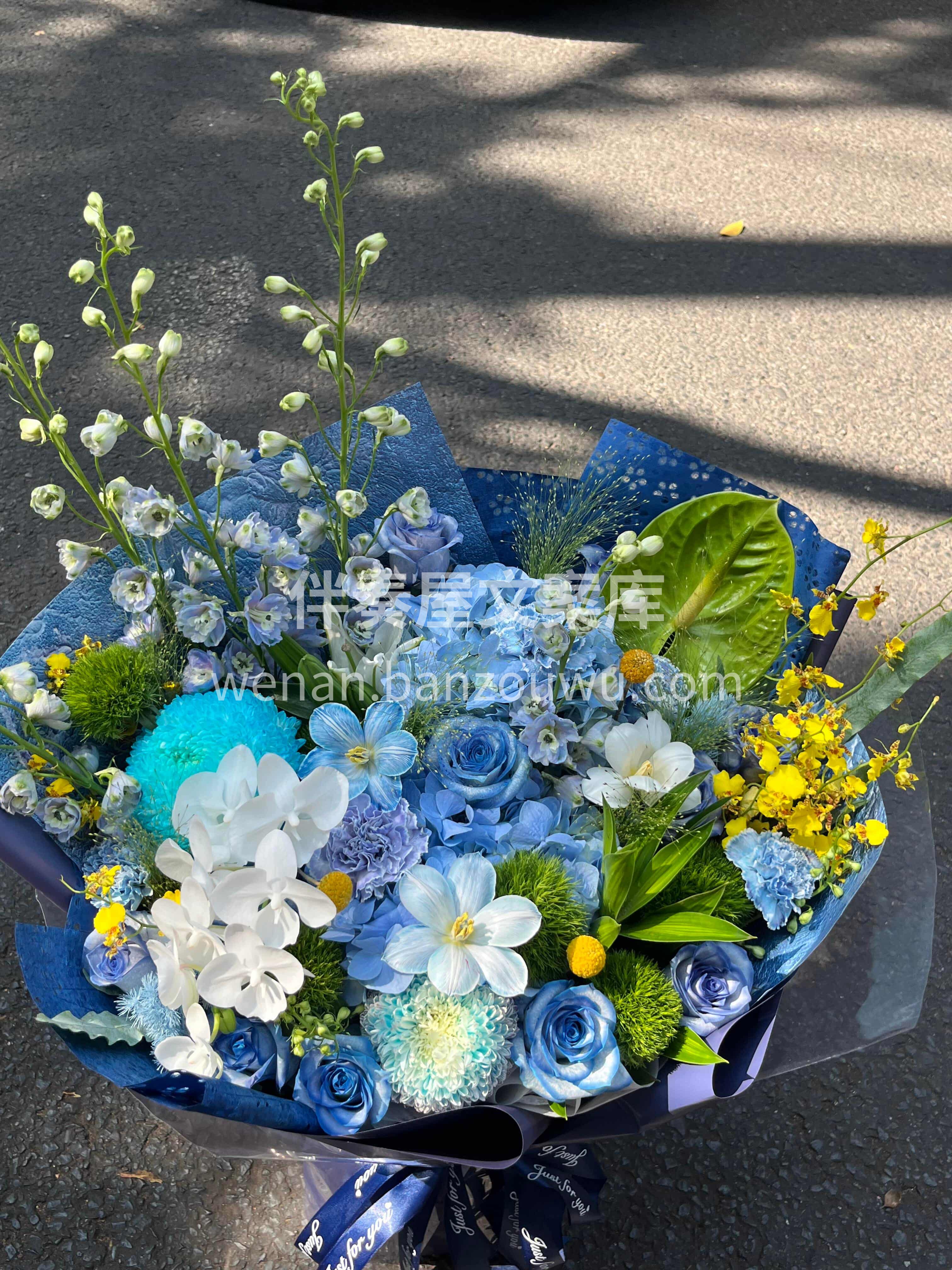 蓝色系吸色混搭大花束💙 无论是送长辈还是送领导都很合适🦋🌼 配图3