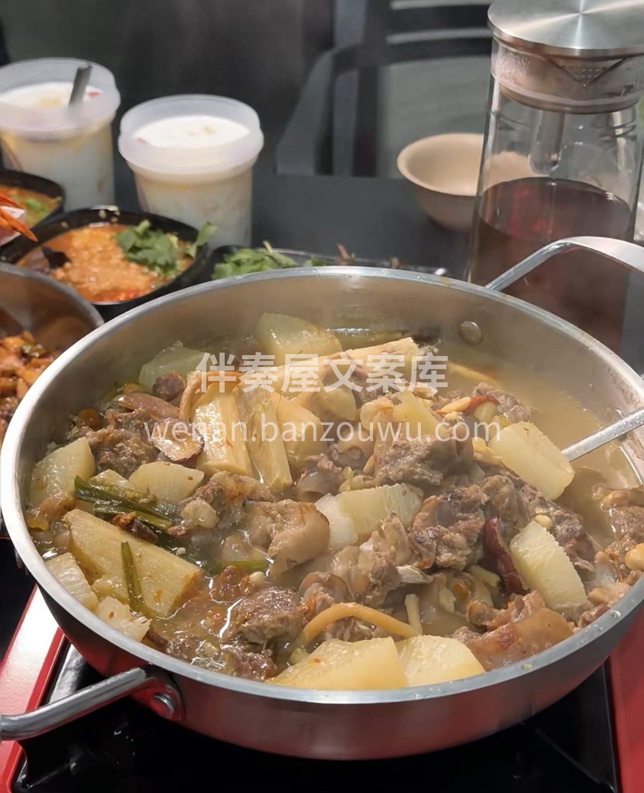 热气腾腾的羊肉火锅，鲜嫩羊肉在锅中翻滚， 配图3