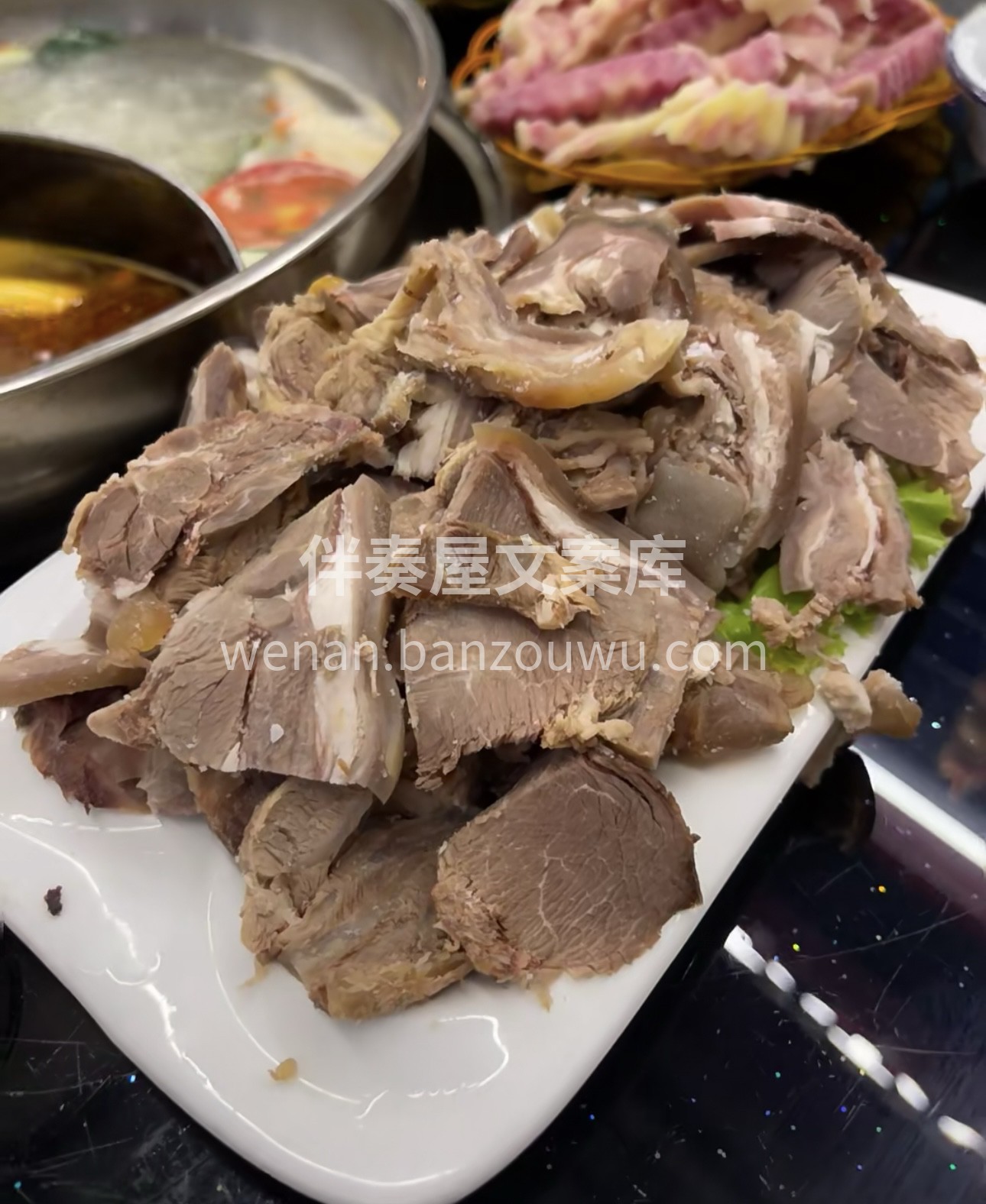 鲜嫩的黑山羊在锅中翻滚，释放出浓郁的肉香 配图2