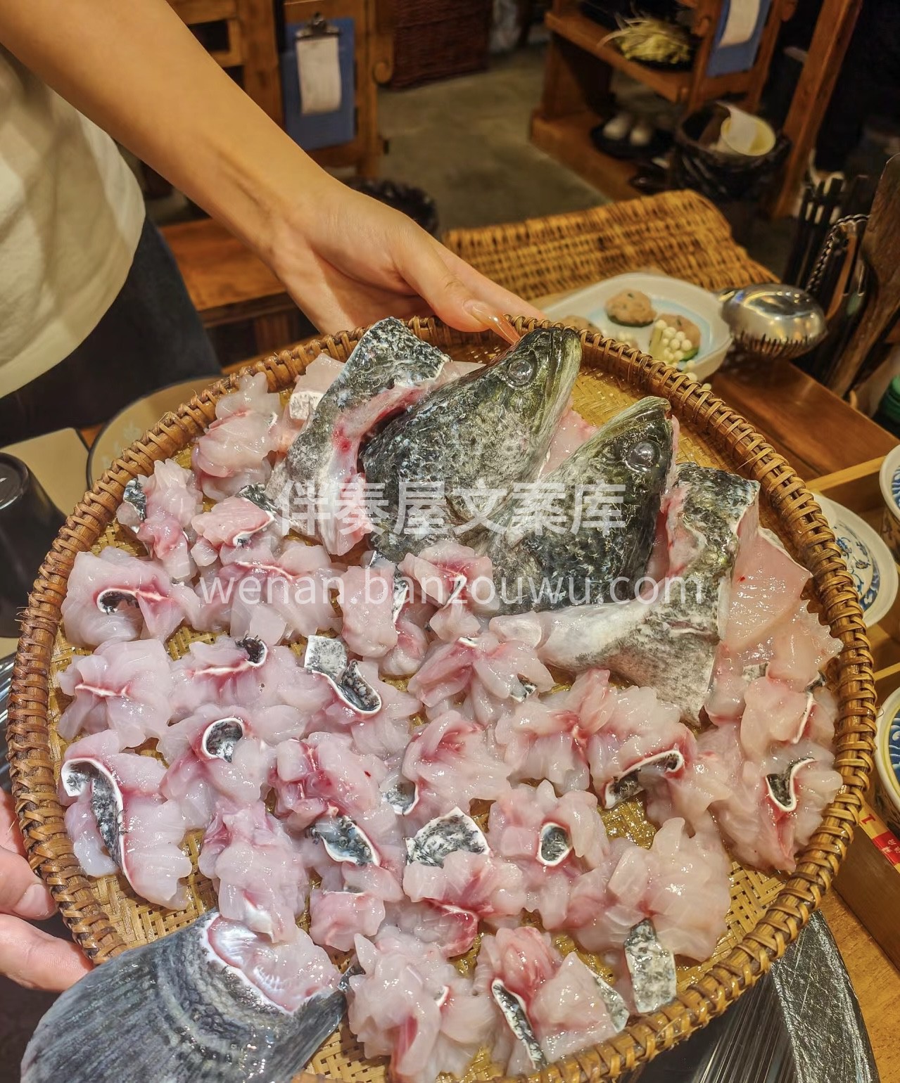 现炒的酸菜锅底就是带劲扑鼻的酸辣味，闻得 配图1