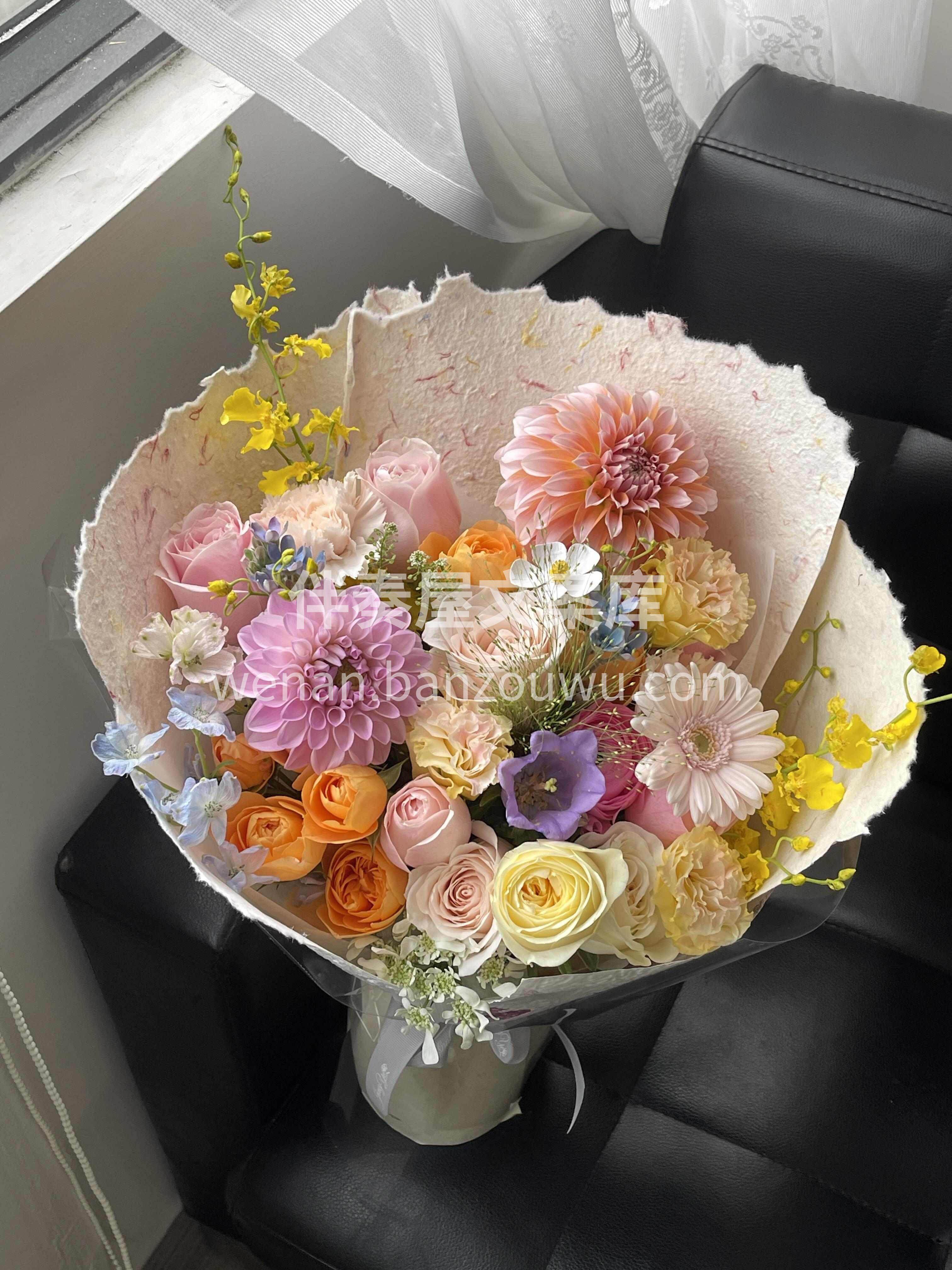 把世间温柔色彩🌼🌷🌻 都揉进一束花里🌸🌹🍀 不浓烈 不单调  配图1