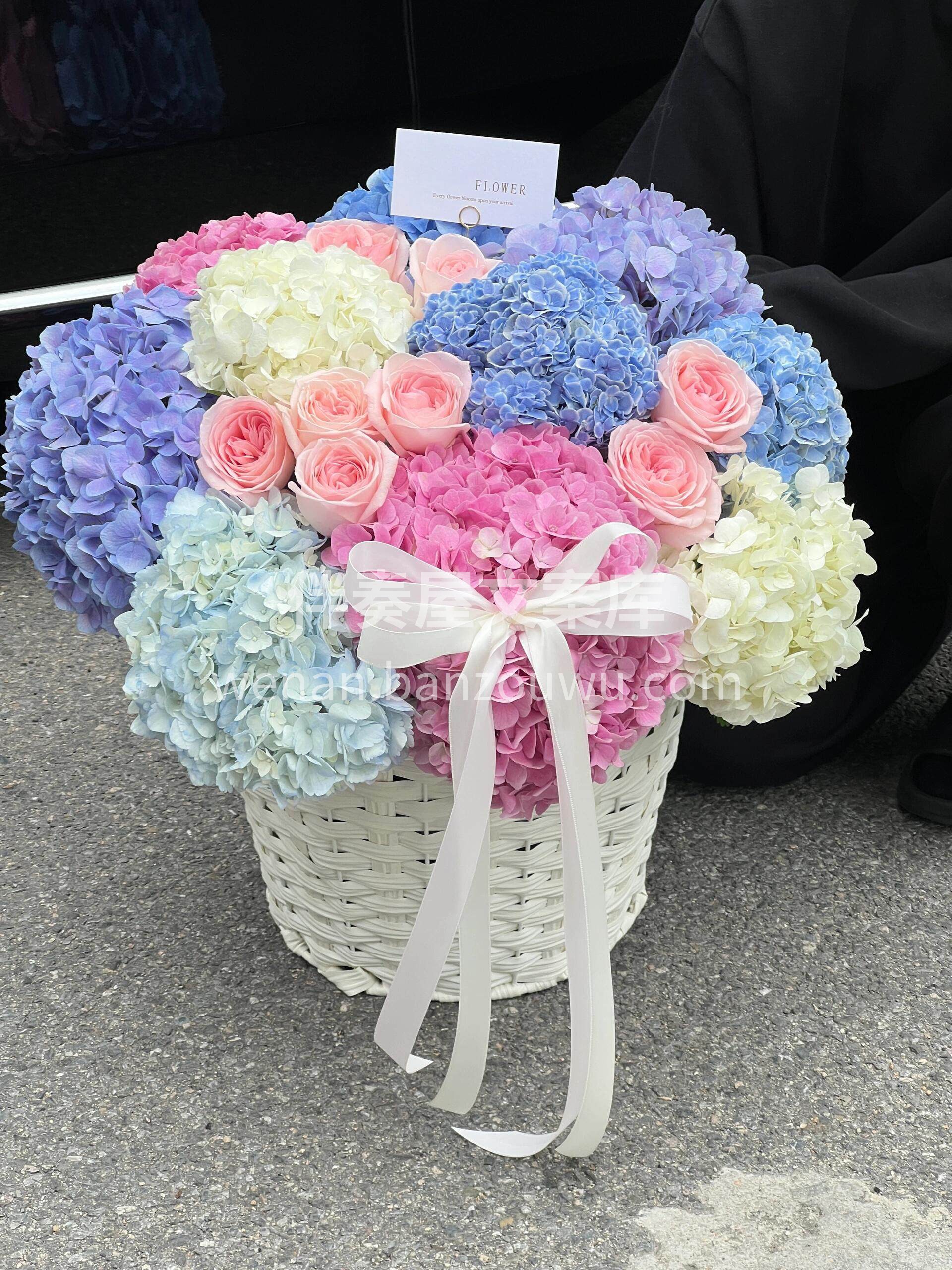 盛满绣球的浪漫🌷是独一份的盛大爱意💙 一篮圆满🌸承载所有细碎 配图1