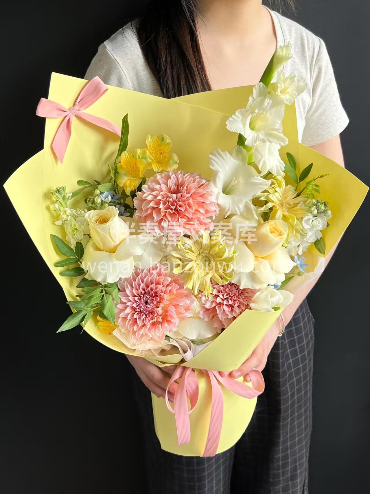 明黄色的花束太提气了✨ 亮堂堂的特别暖 金灿灿的颜色💛 一眼 配图2
