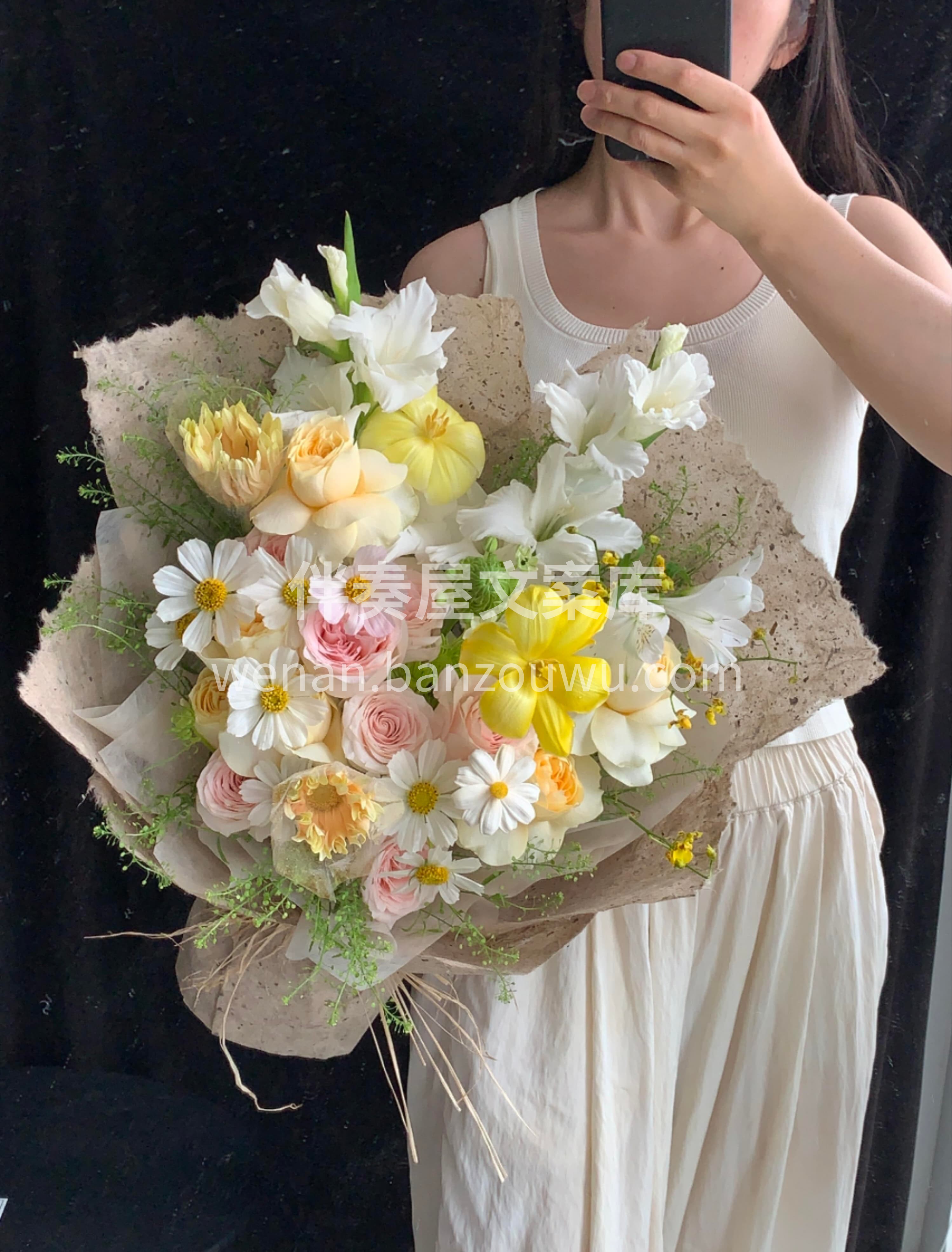 手撕纸花束也太懂仪式感了吧💐 用最原始的方式赋予纸张新生💛  配图1