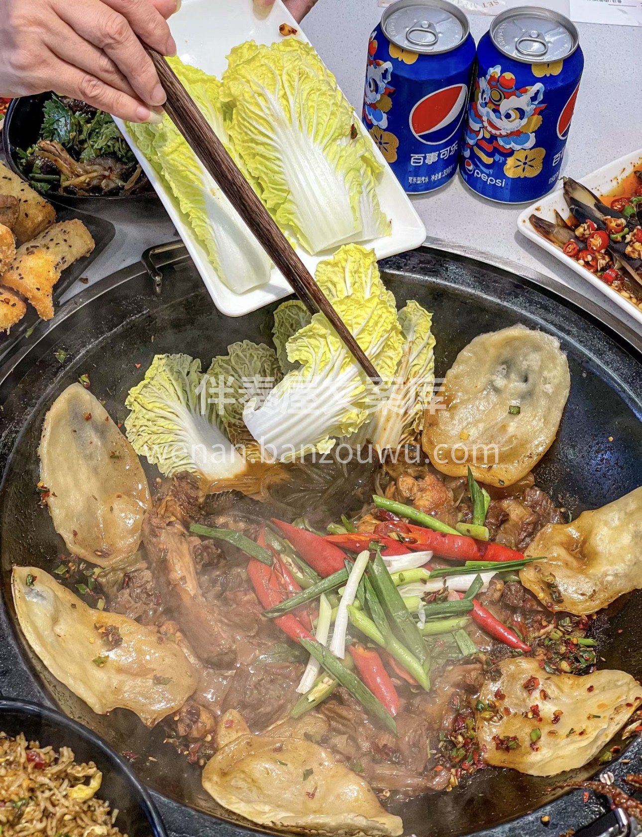 地锅鸡，铁锅炖煮，鸡肉鲜嫩多汁。贴饼沾满 配图2