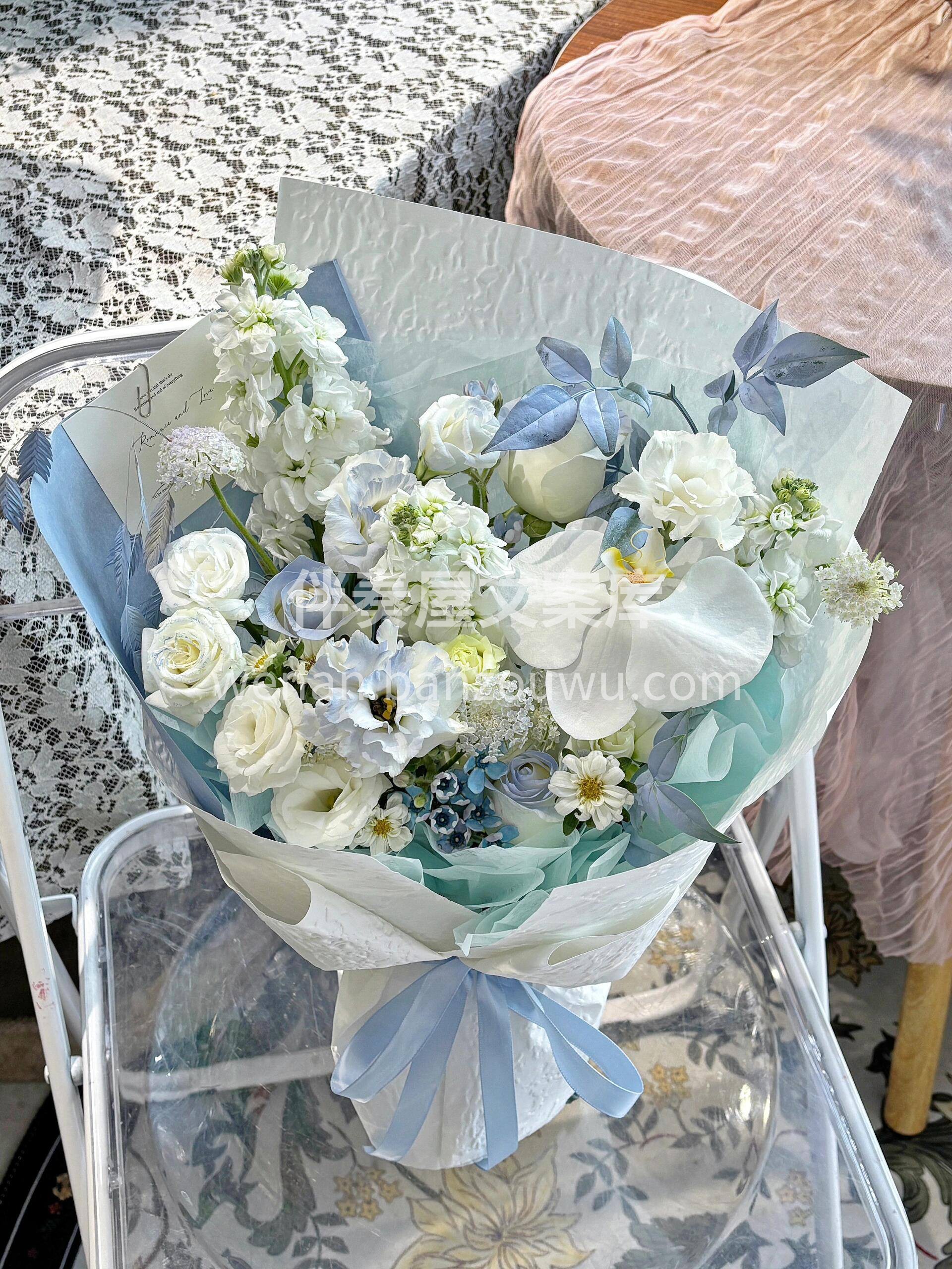 属于夏天的蓝白色花束💙 打翻了天空的调色盘 蓝白花瓣簌簌坠落 配图1