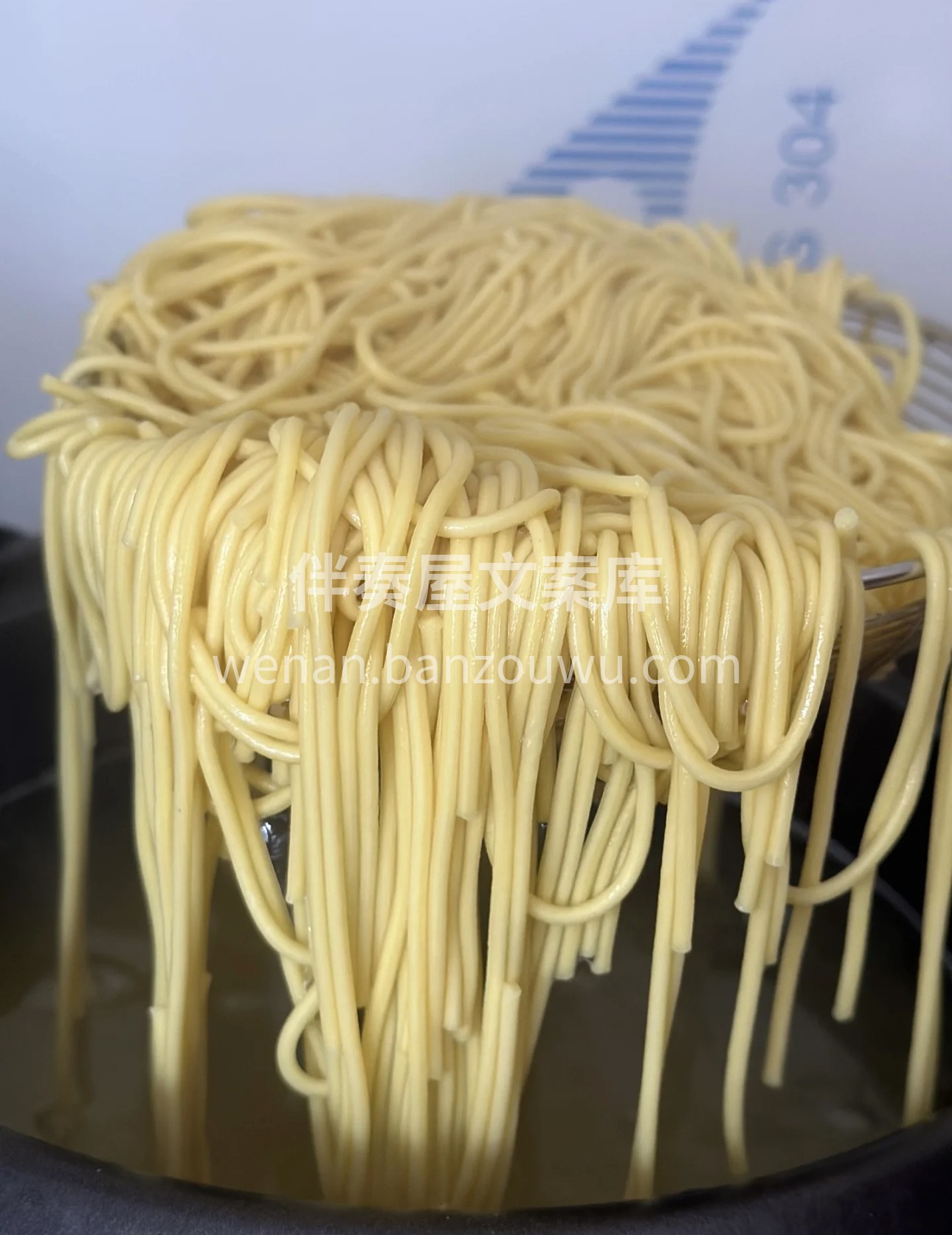 鲜嫩鸡丝搭配爽滑面条，再佐以特制酱料，清 配图3