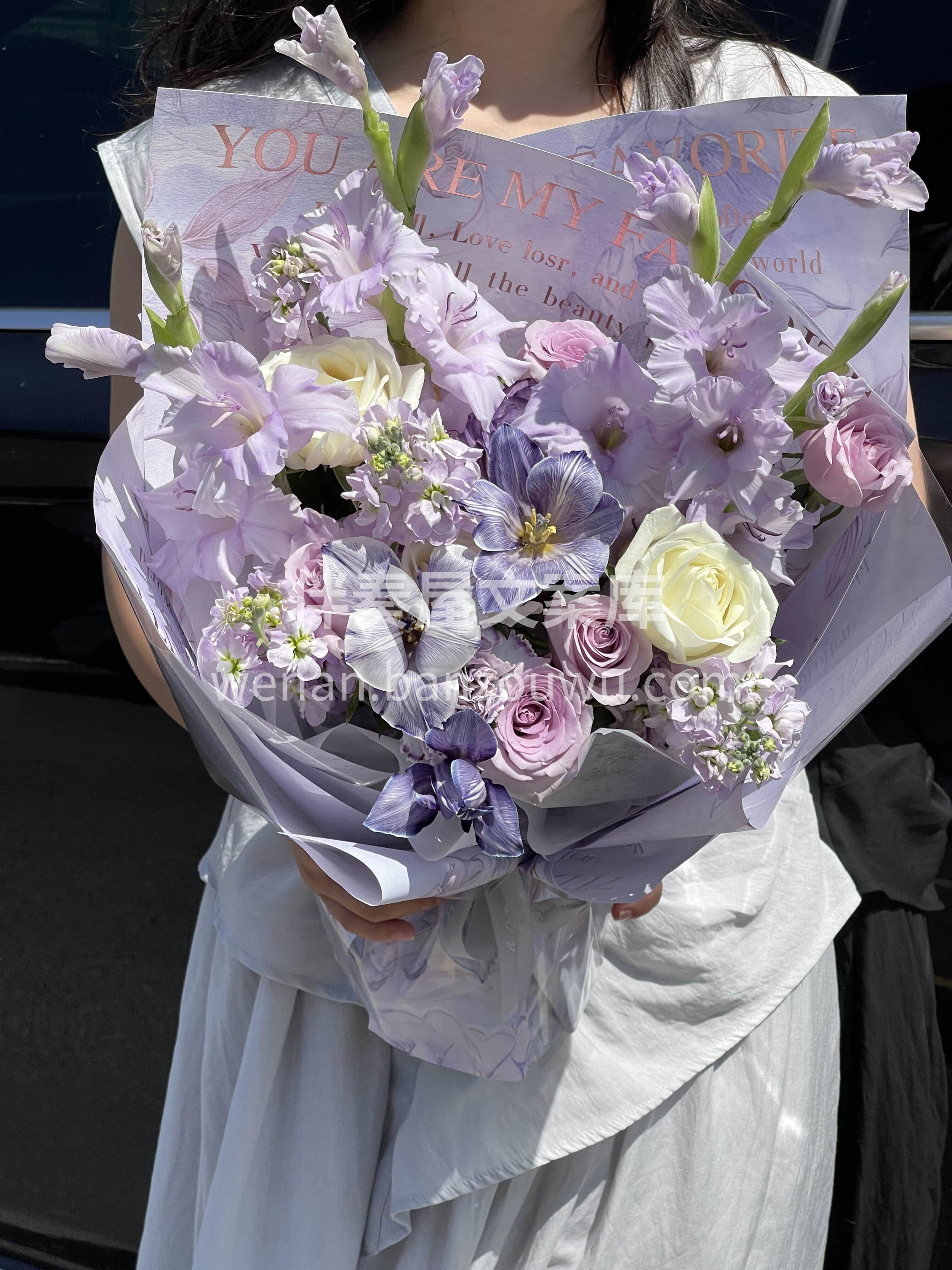 紫色油画花束💜 紫色自带着与生俱来的贵气✨ 低调中暗涌着极致 配图2