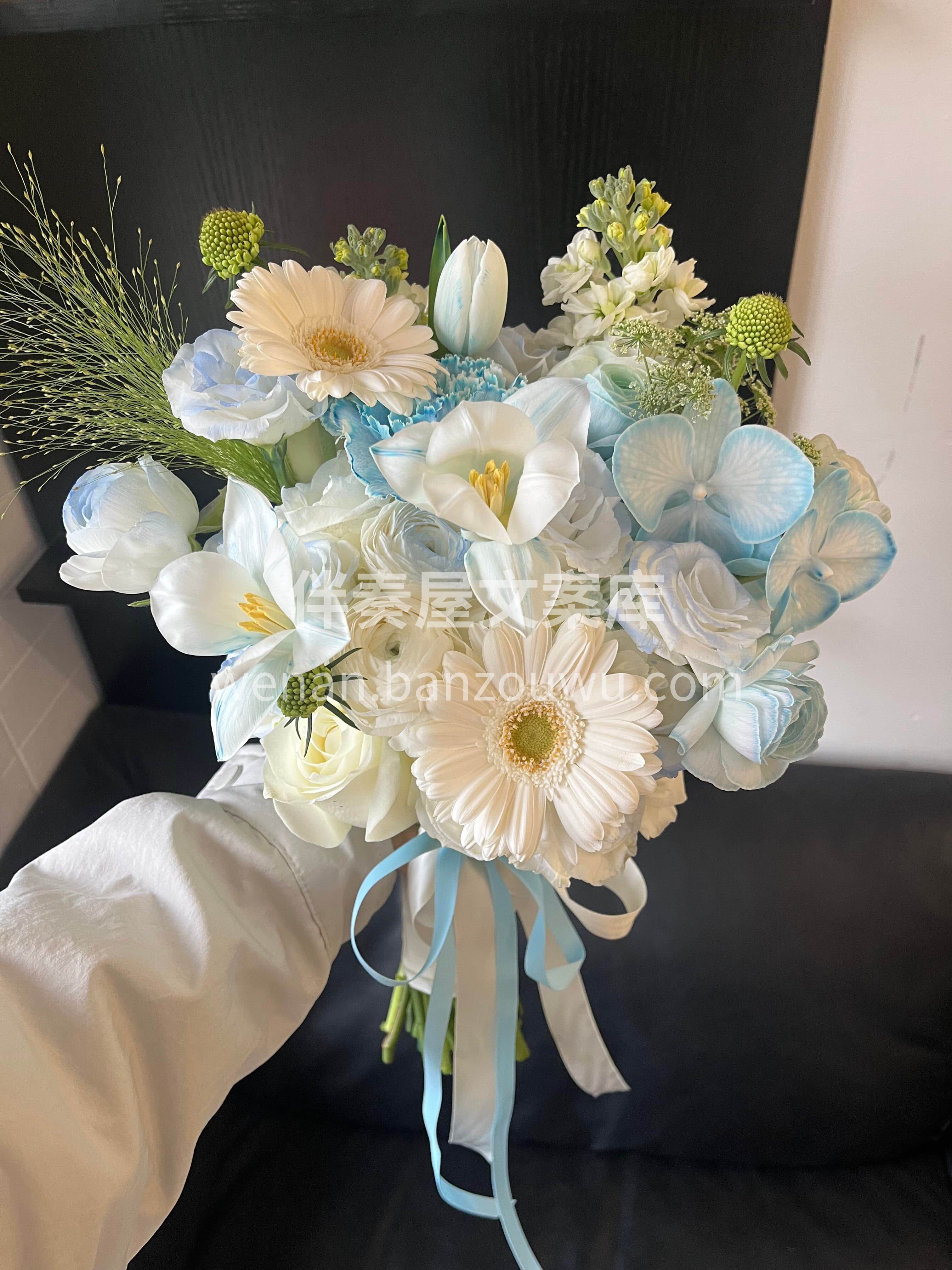 海盐味的风拂过裙摆💙 蓝白手捧花缀着细碎星光🌟 是海风与云朵 配图2