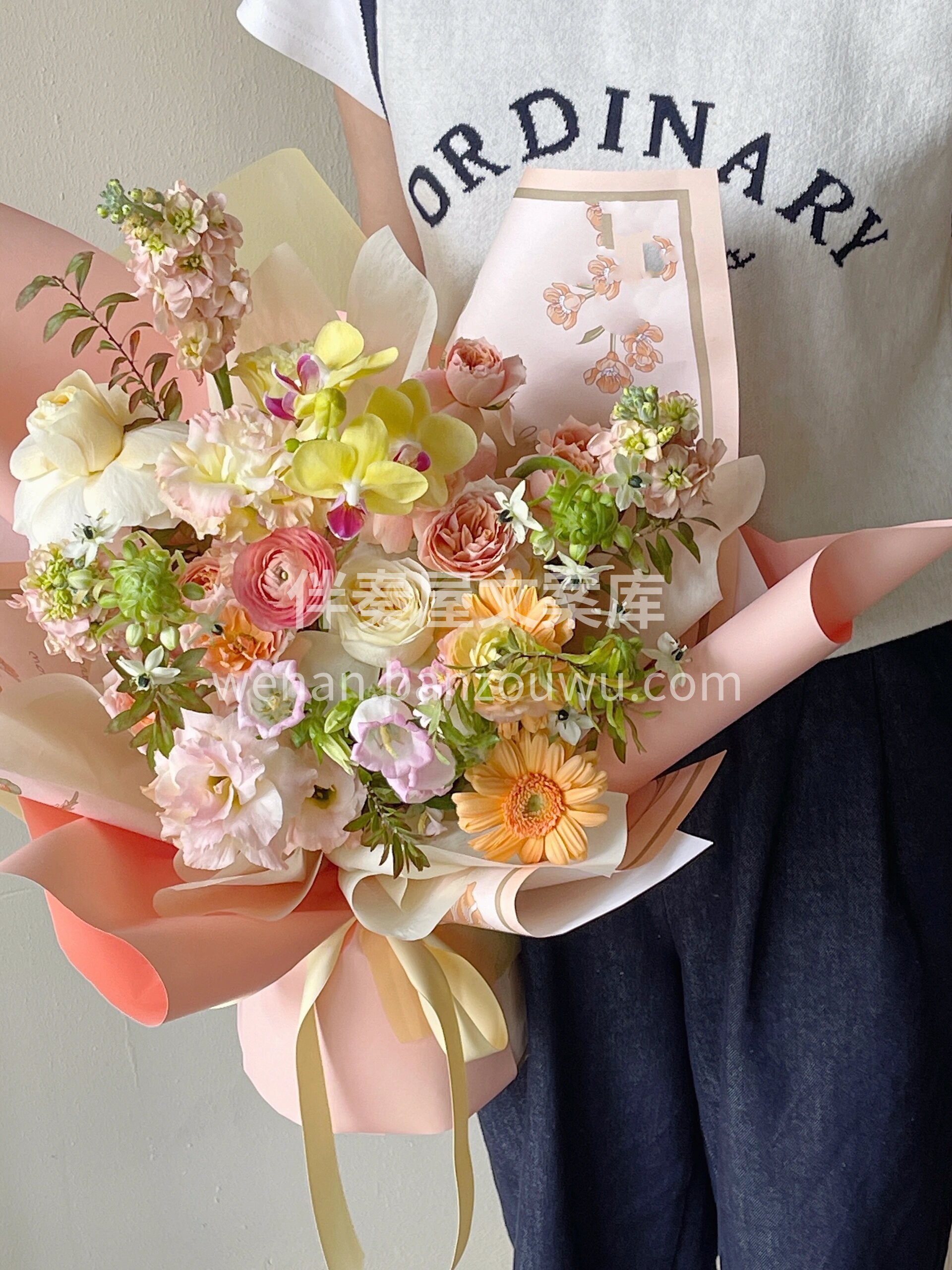 粉色系混搭花束 顾客送给自己闺蜜😘的花花 配图1