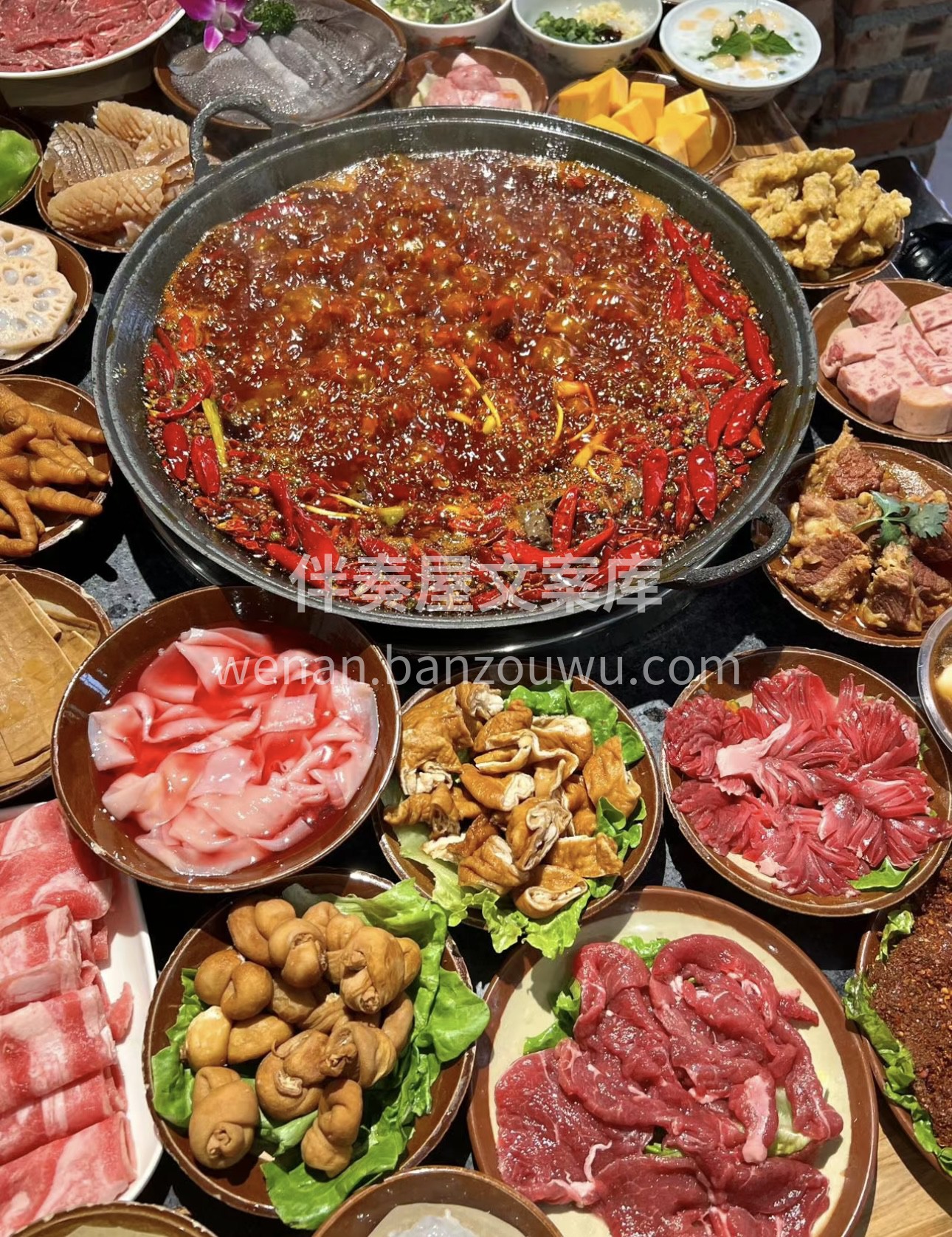 “巴渝风情，麻辣鲜香，重庆火锅以其独特的 配图1