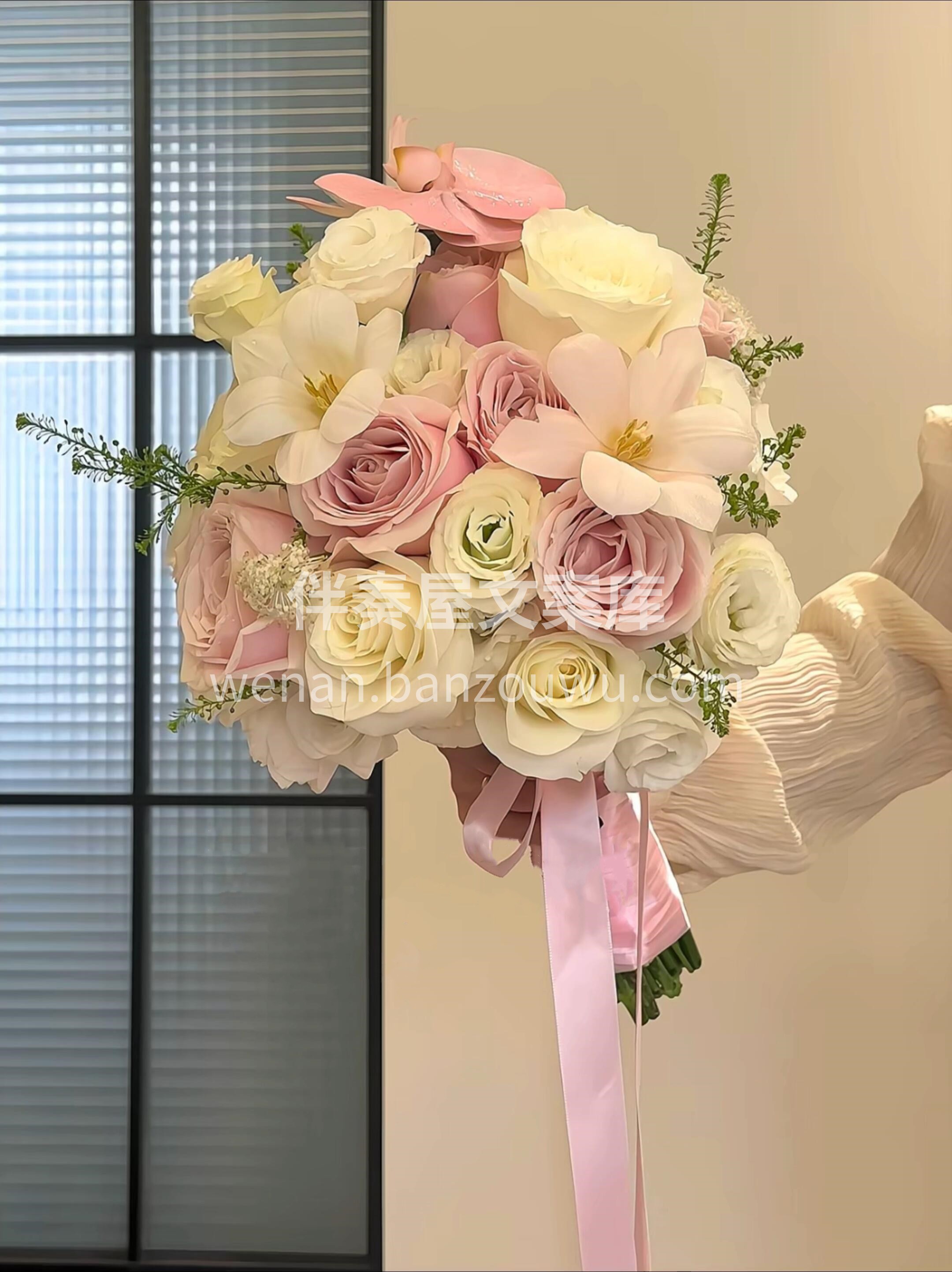 粉白色系鲜花手捧💐 风有约🌸花不误 年年 配图1