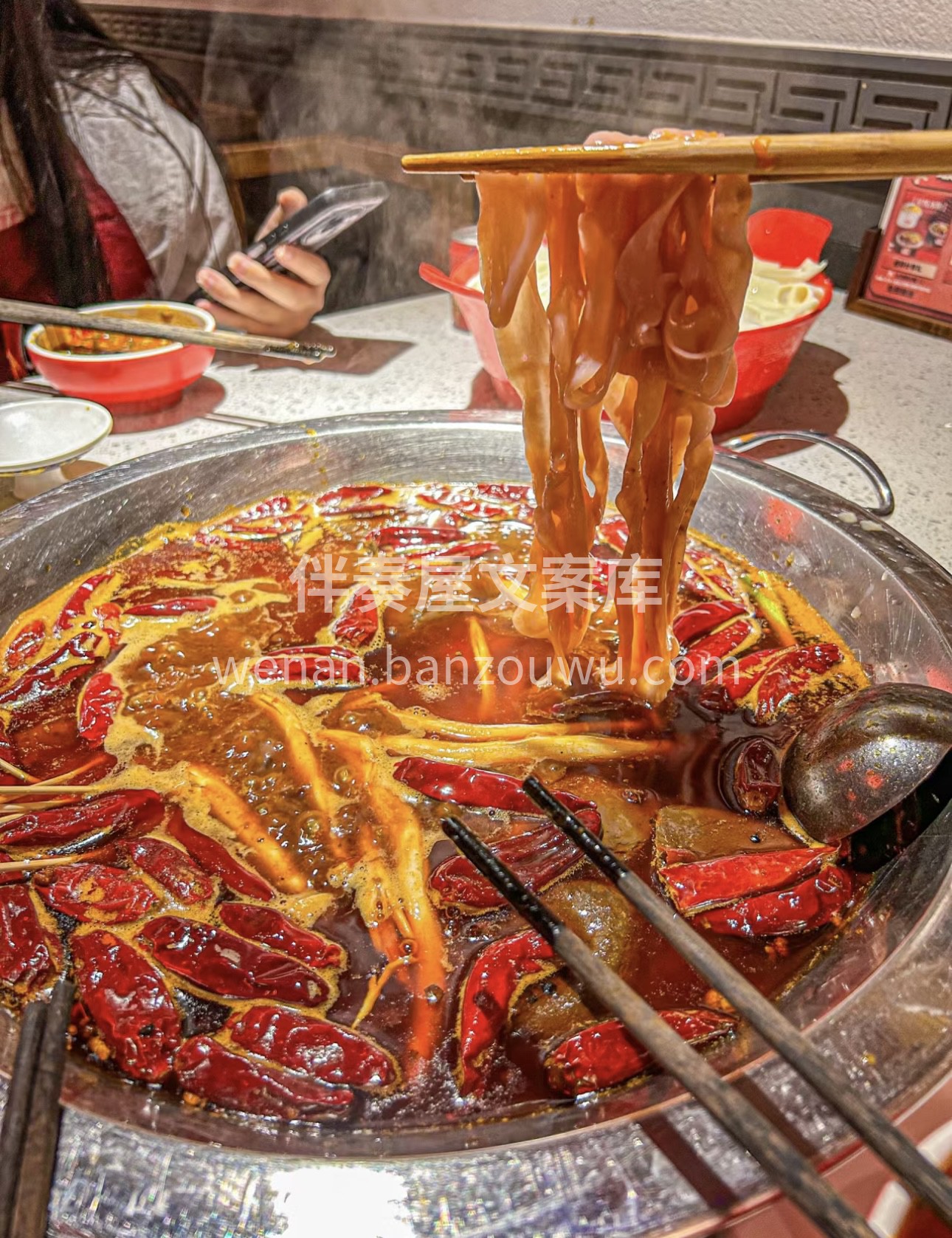 🥘重庆火锅，舌尖上的麻辣狂欢！🔥 🌶️红 配图1