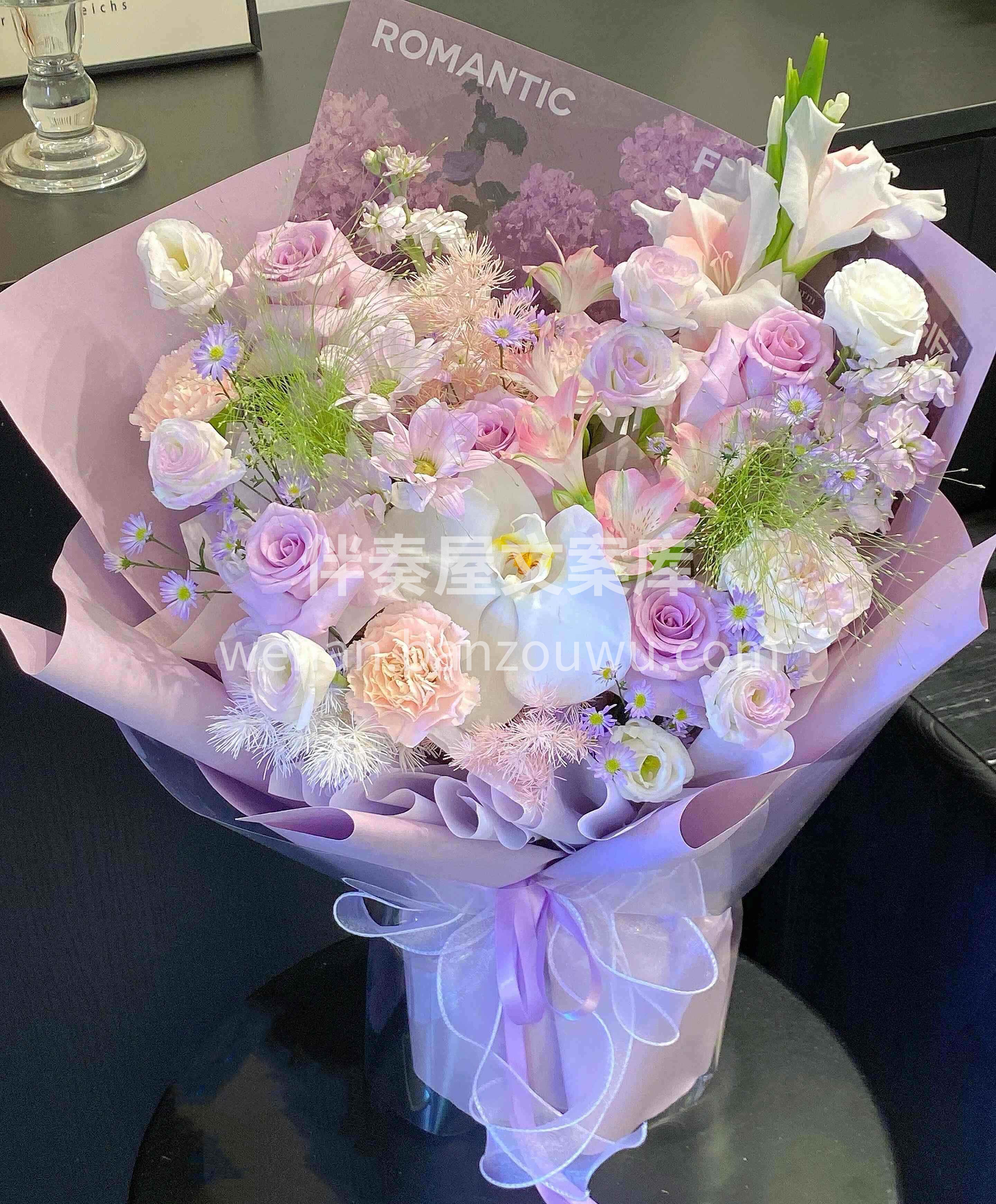 紫色花束携星光而来🌷 满溢的温柔落满肩头💜 恰好与人间至善相 配图2