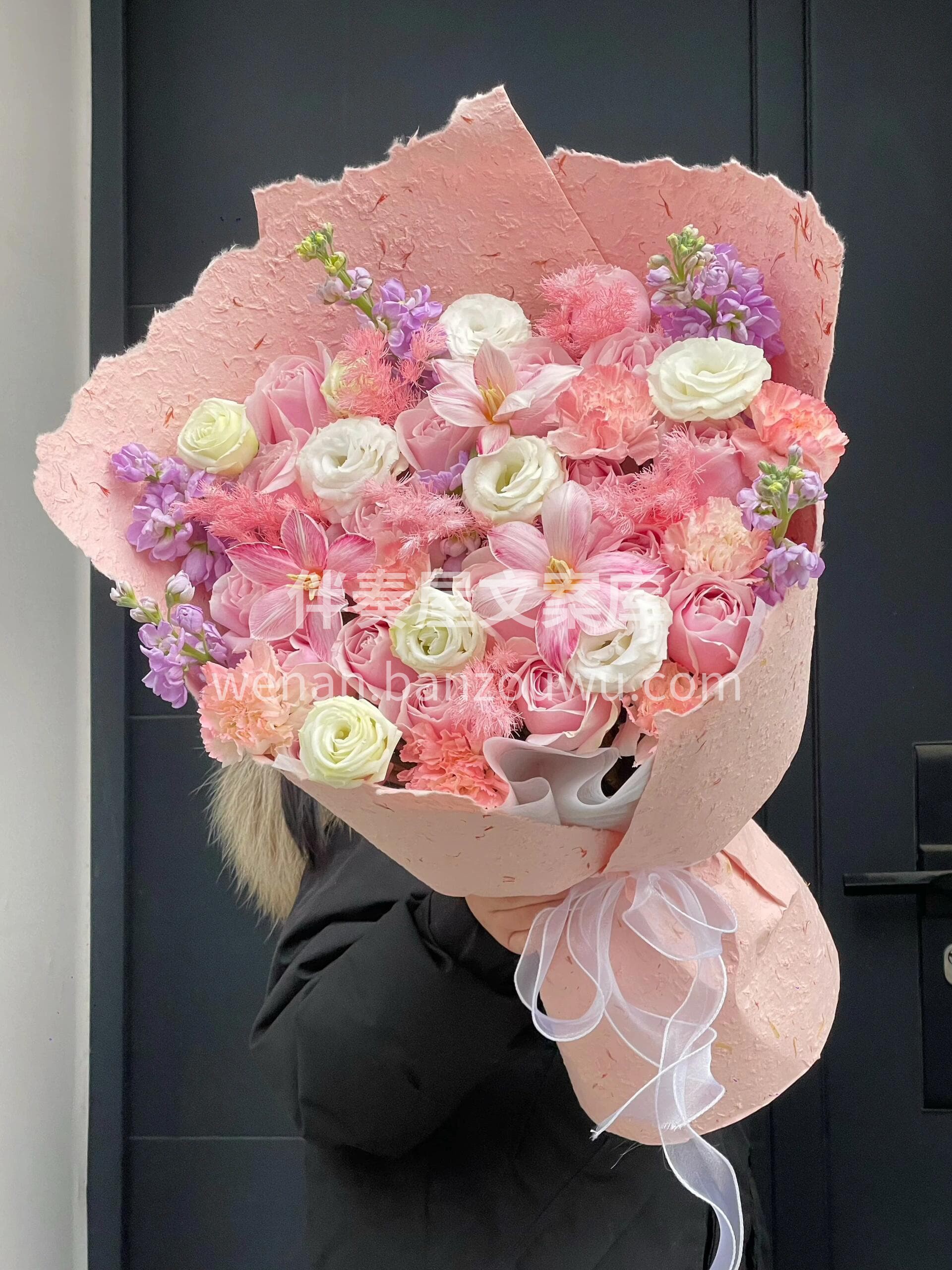 粉白圆形花束低调高级💗 寓意前程似锦🌸圆满顺遂💕 体面又贴心 配图1