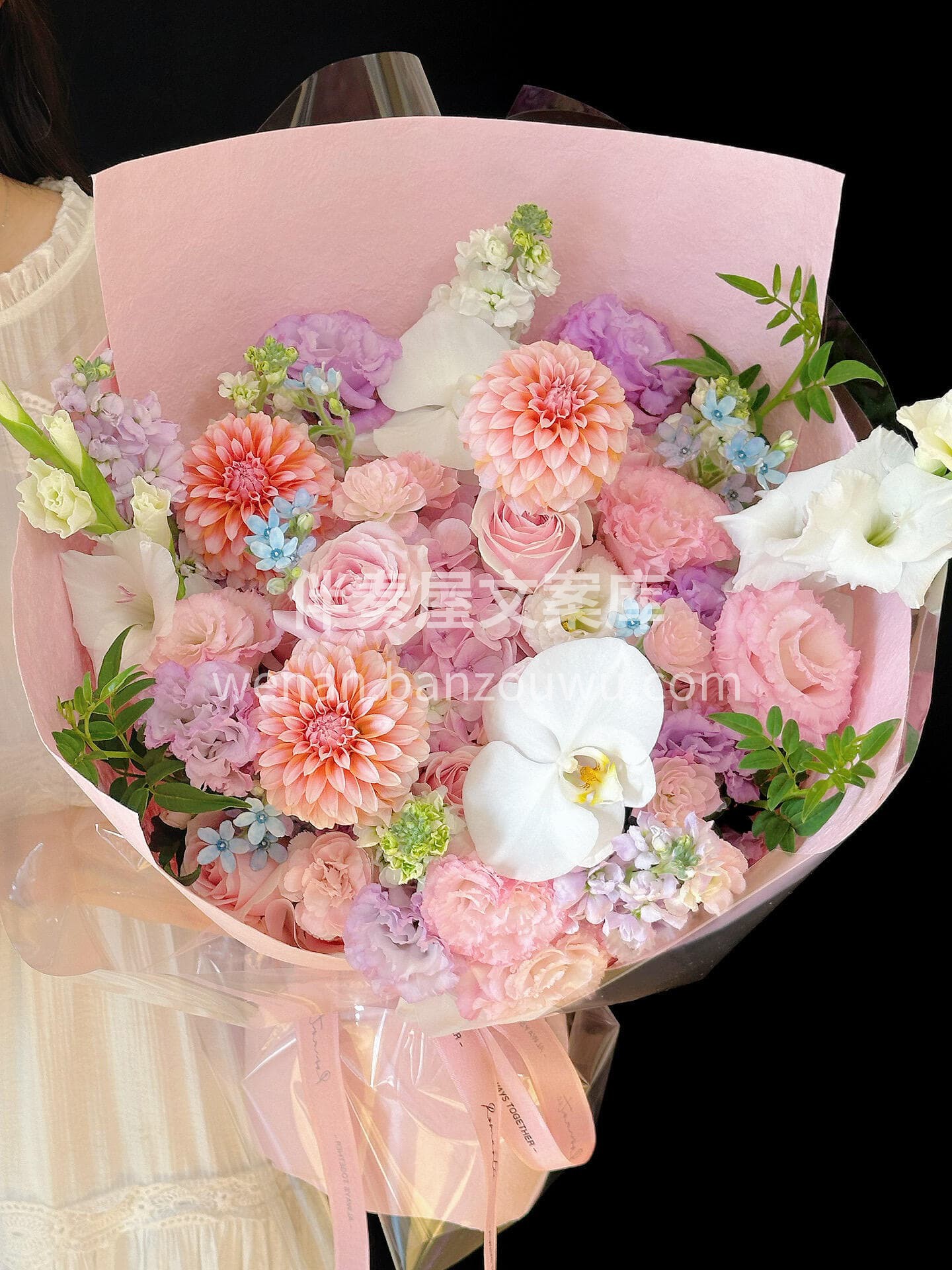 粉紫色混搭花束🌸 奶油桃子的粉嫩清甜搭配绣球的柔粉🌷 温柔得 配图1