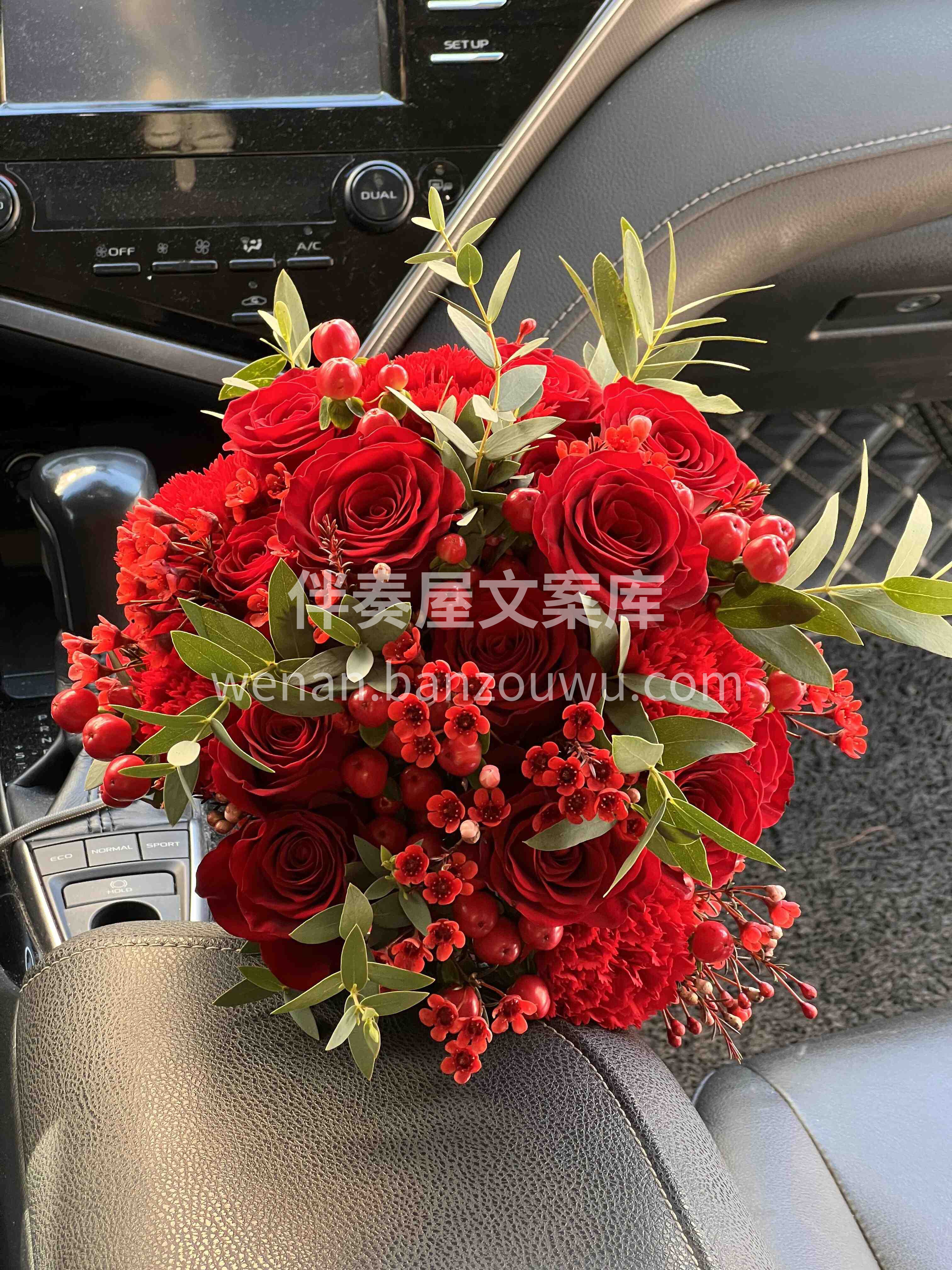 红绿色手捧花🌿适合秋冬婚礼❤️ 温暖🌹浓郁✨越看越有质感🥀 配图1