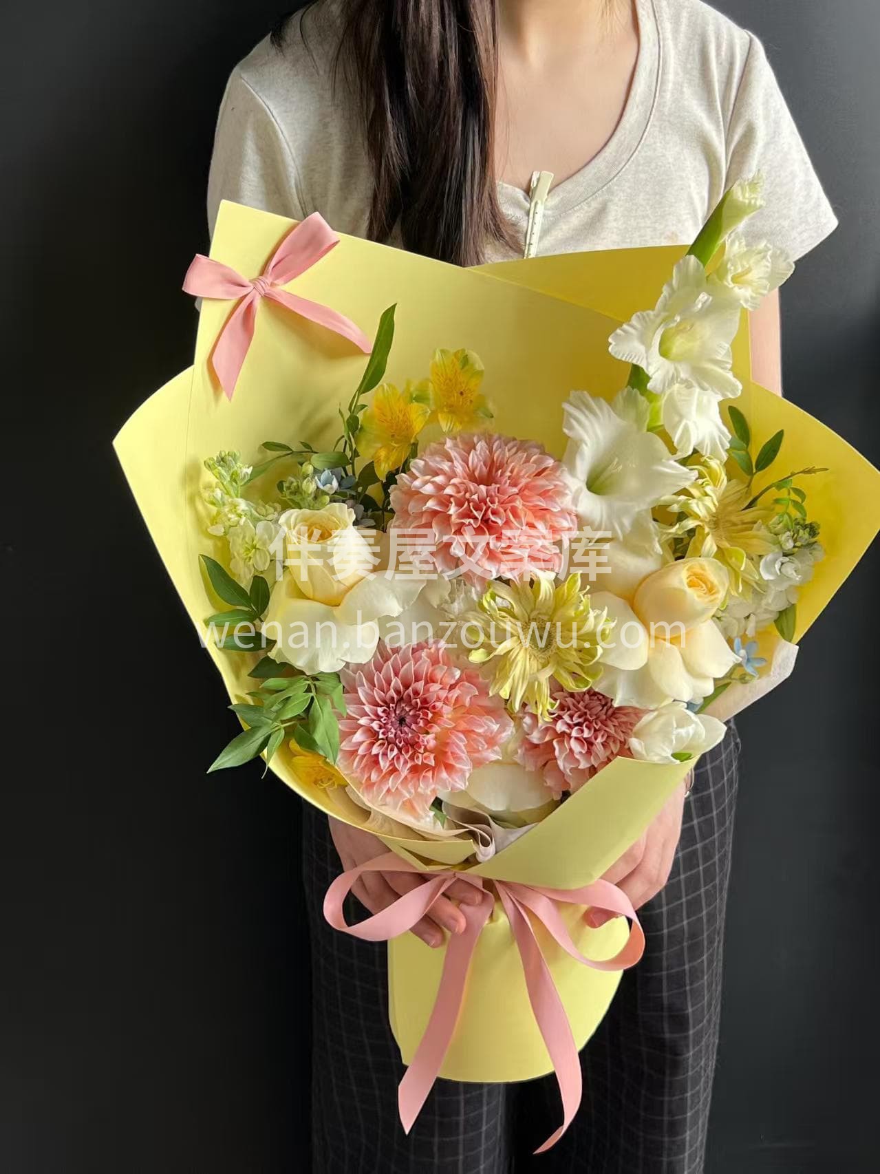 明黄色的花束太提气了✨ 亮堂堂的特别暖 金灿灿的颜色💛 一眼 配图1