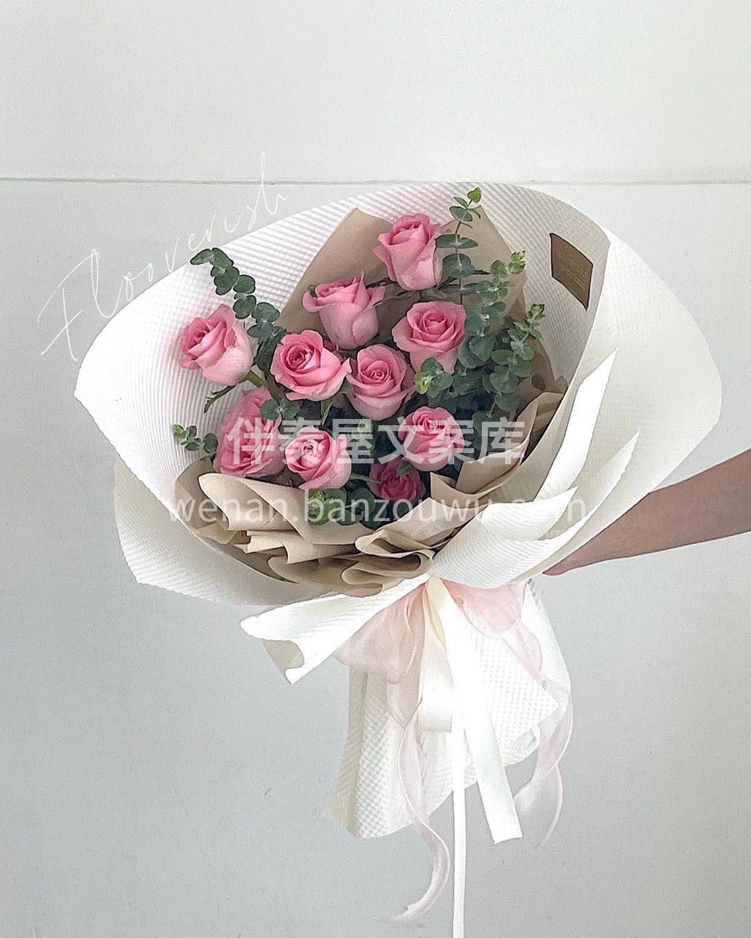苏醒玫瑰花束预订~ 花朵上的一抹红色非常的朦胧，懵懂，很像是 配图6