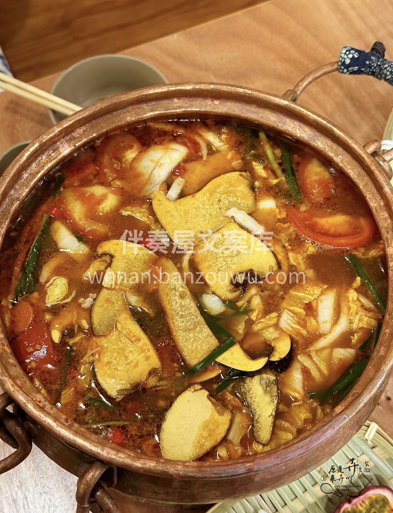 独特滇味火锅，融合当地特色食材与香料。酸 配图1