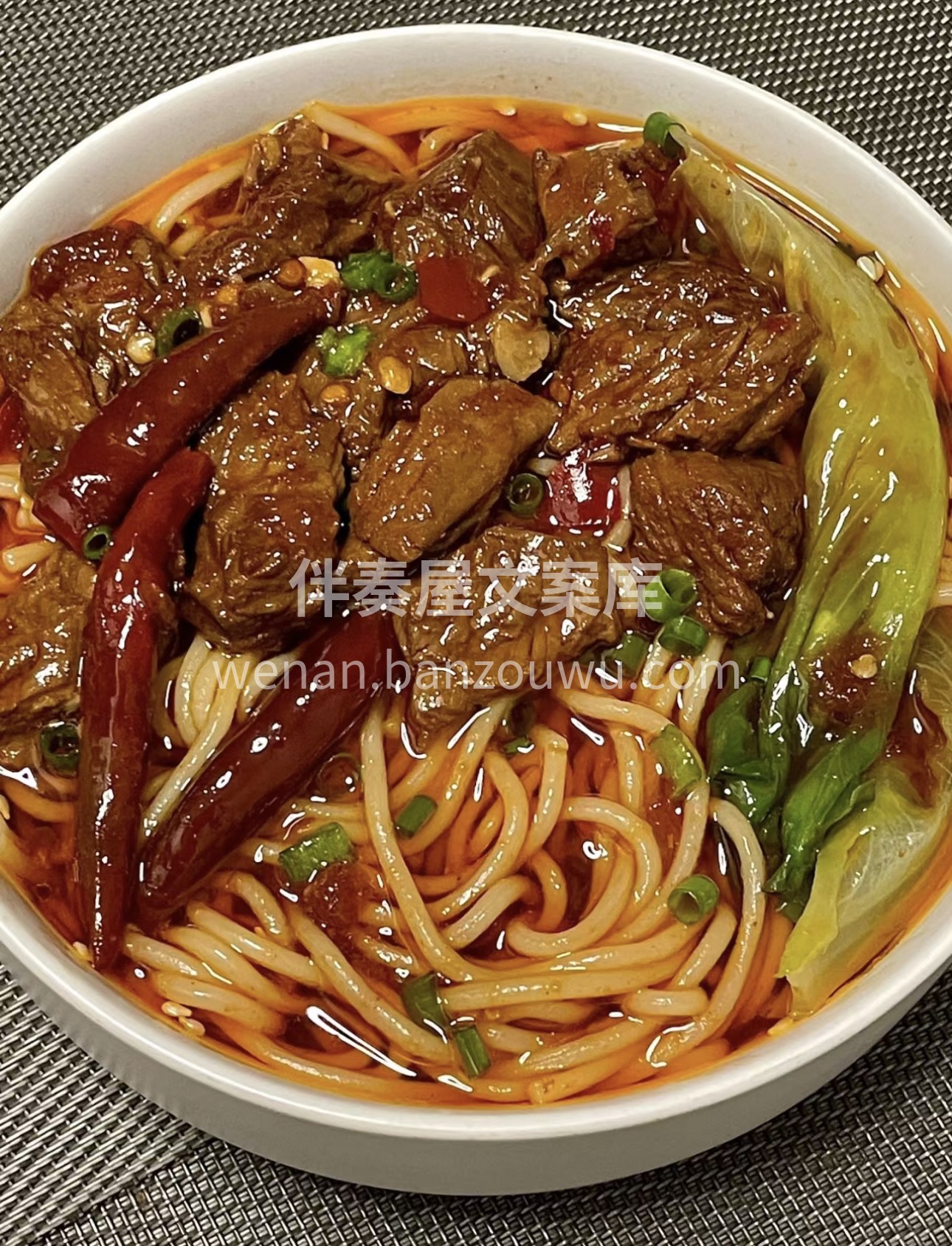 🍜这碗牛肉面，面条爽滑，牛肉鲜嫩🥩，汤汁 配图1