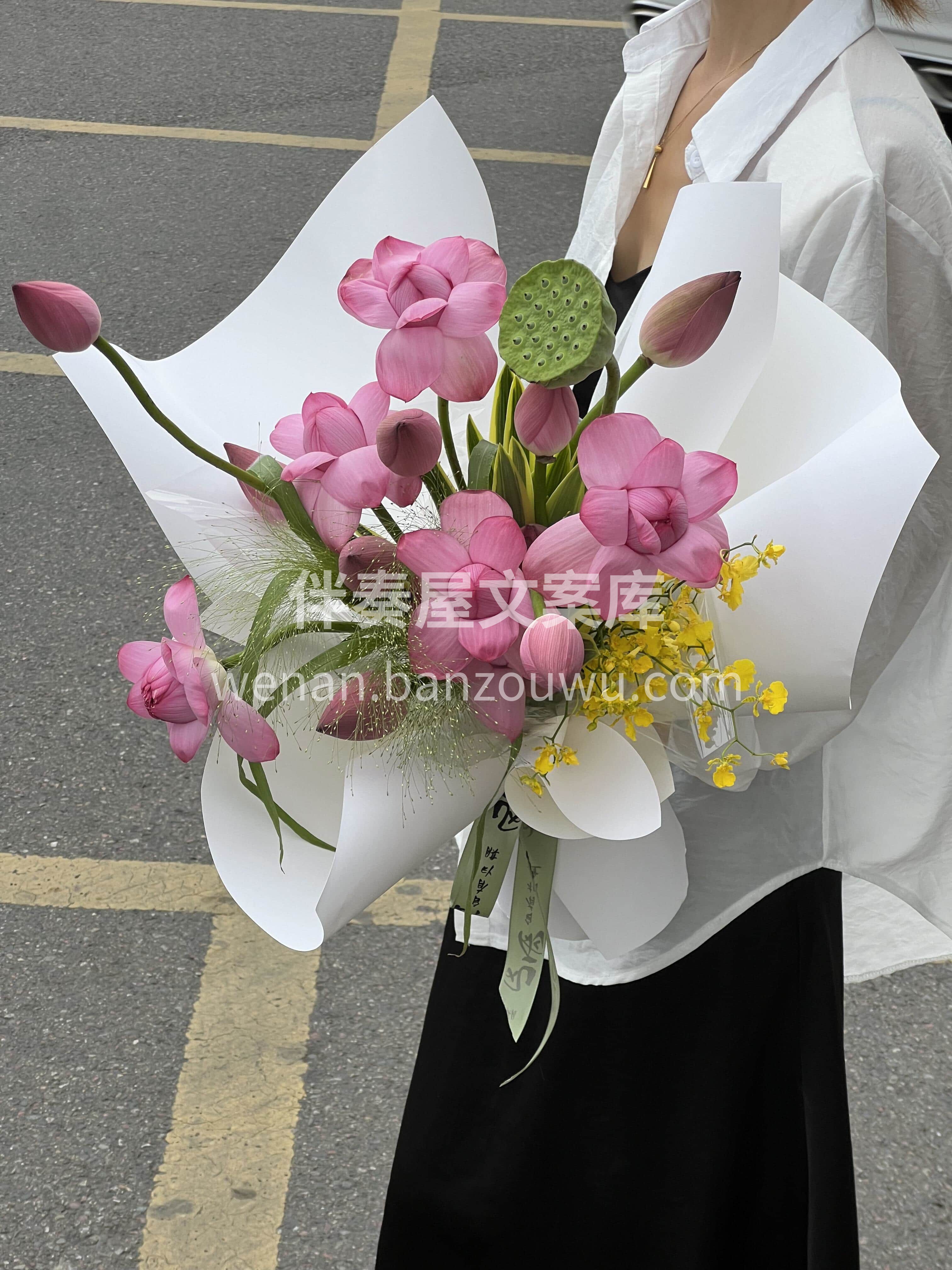 以荷为礼 步步生莲🌷 愿这束清雅荷花 捎去好运与安康🌼 愿你 配图1