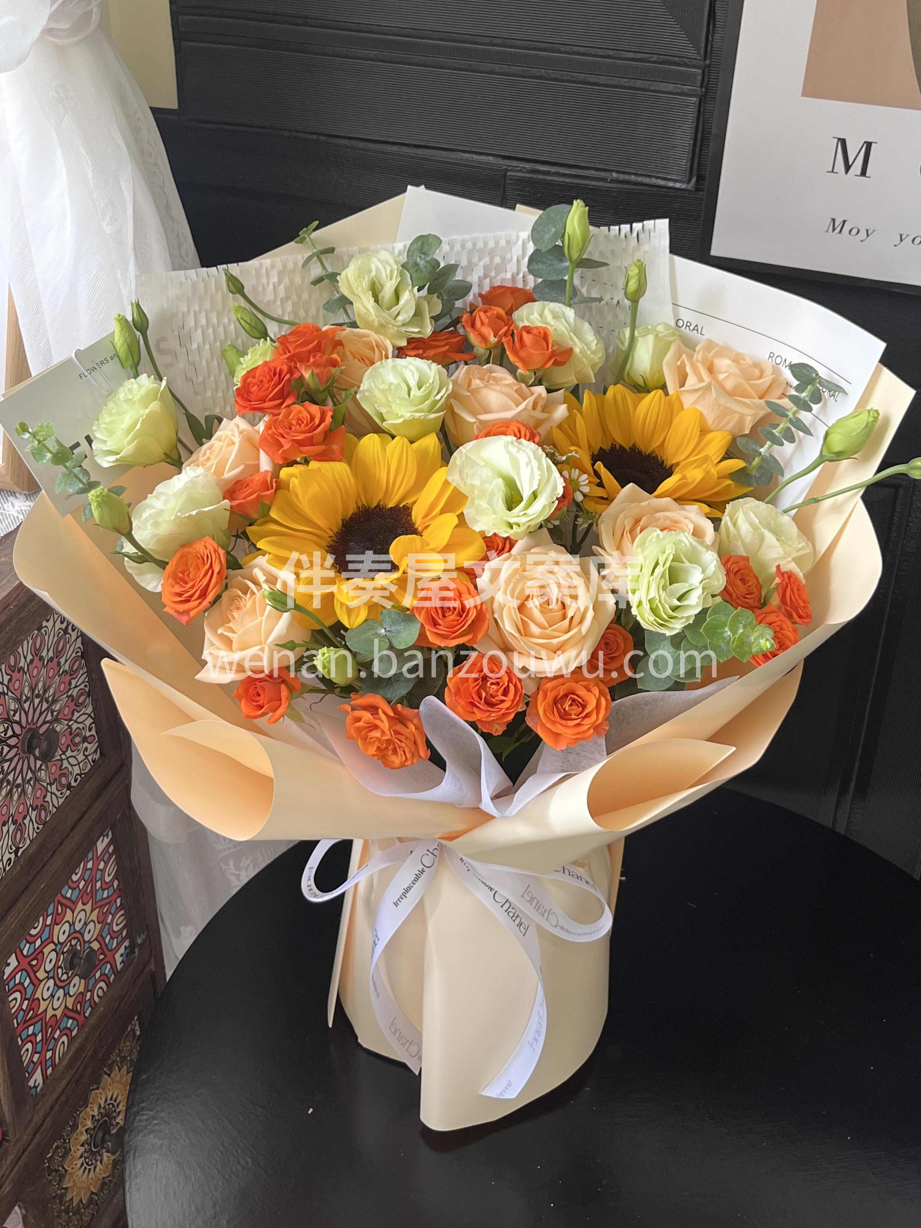 向日葵向阳而生🌻 香槟玫瑰馥郁绵长 愿这束花带去如阳光般的力 配图2