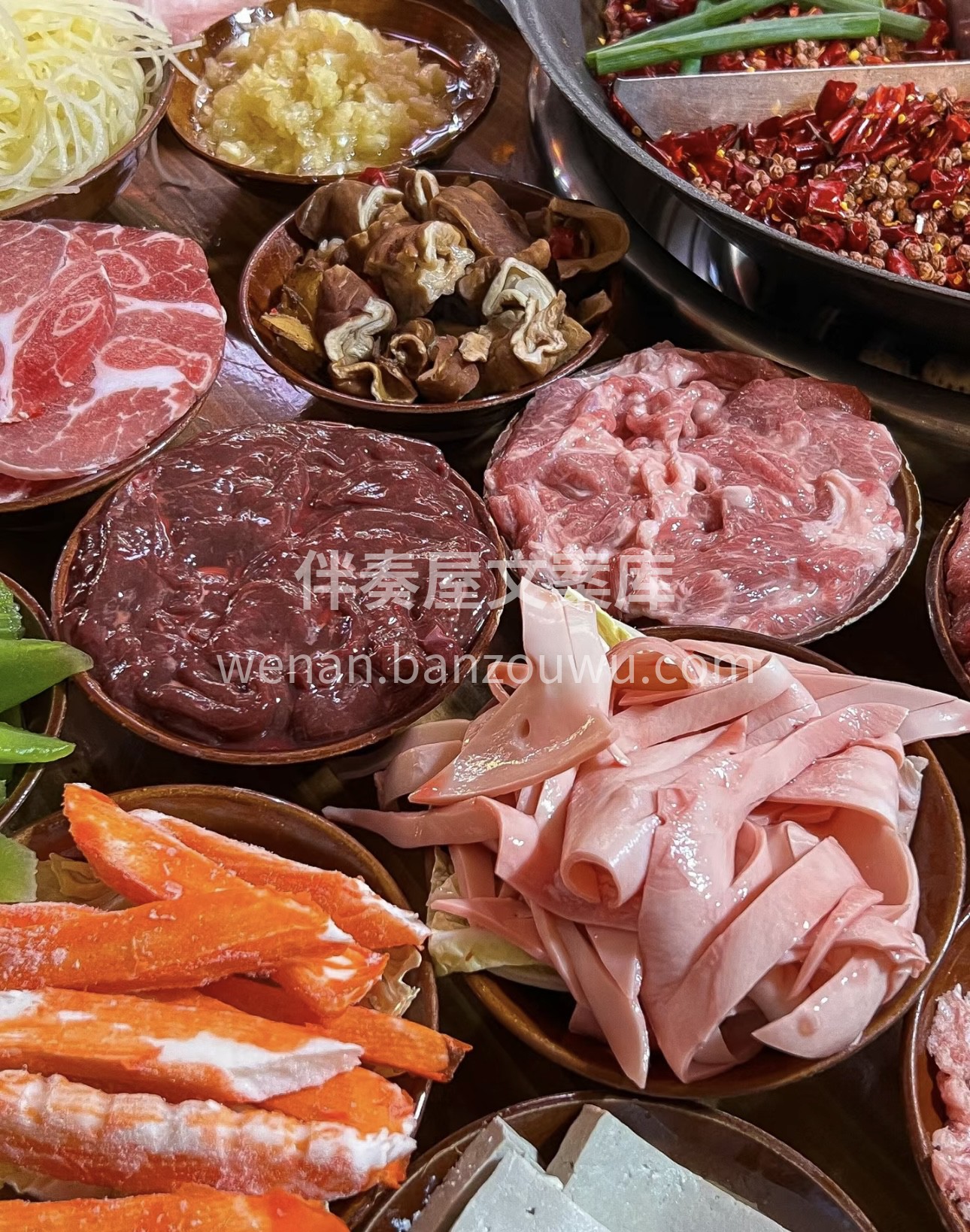 火锅店内热气腾腾，美味食材等你来涮。亲朋 配图3