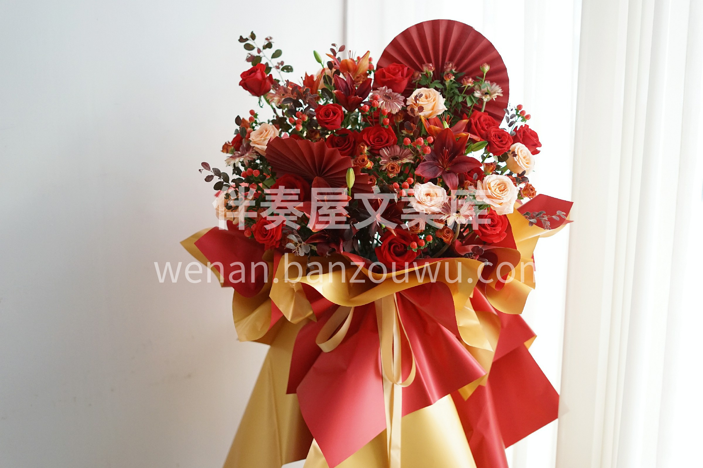 客订开业花篮 鲜花搭配国风元素的折扇 真 配图2