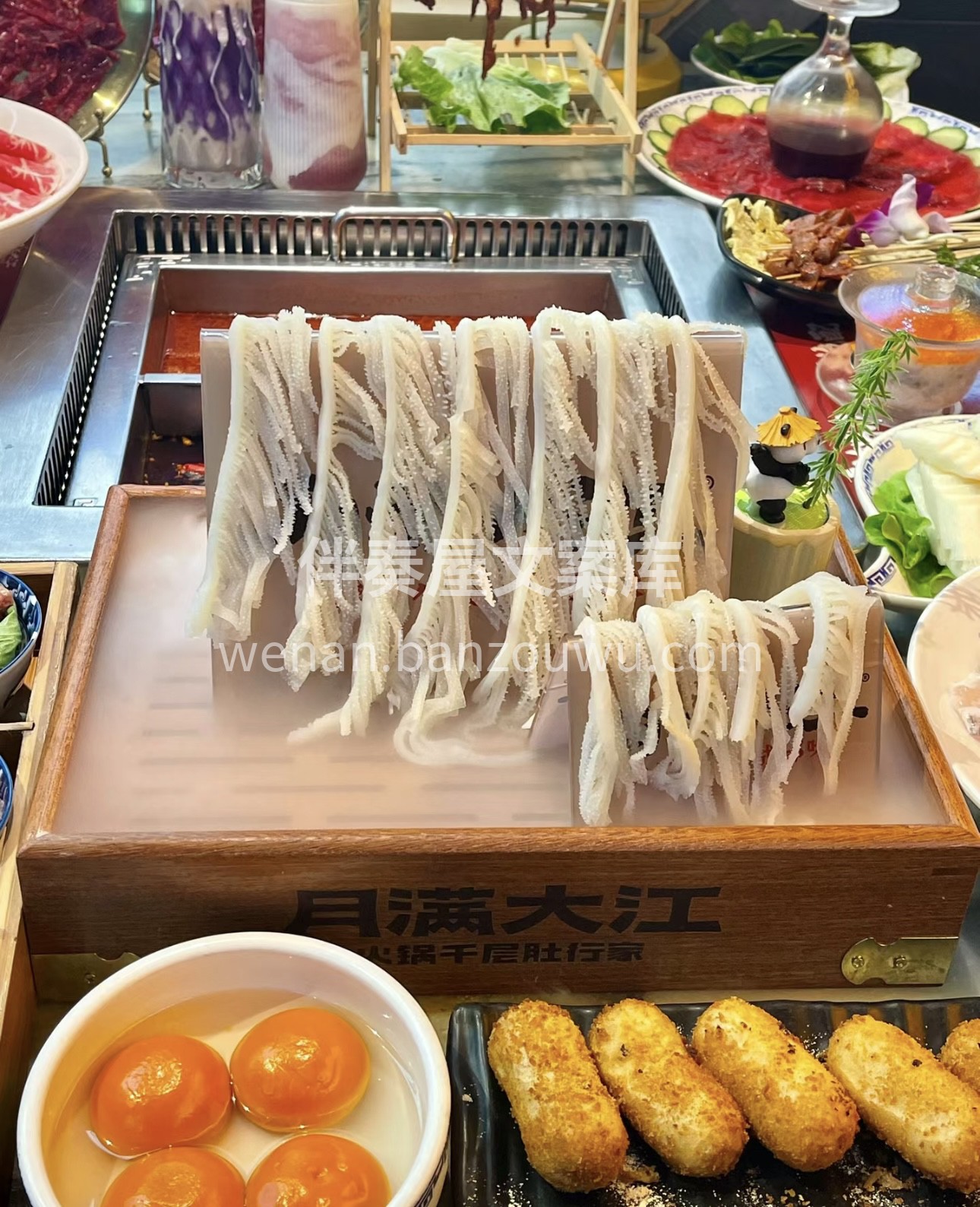 食材在锅中翻滚，热气腾腾，香气弥漫。围坐 配图2