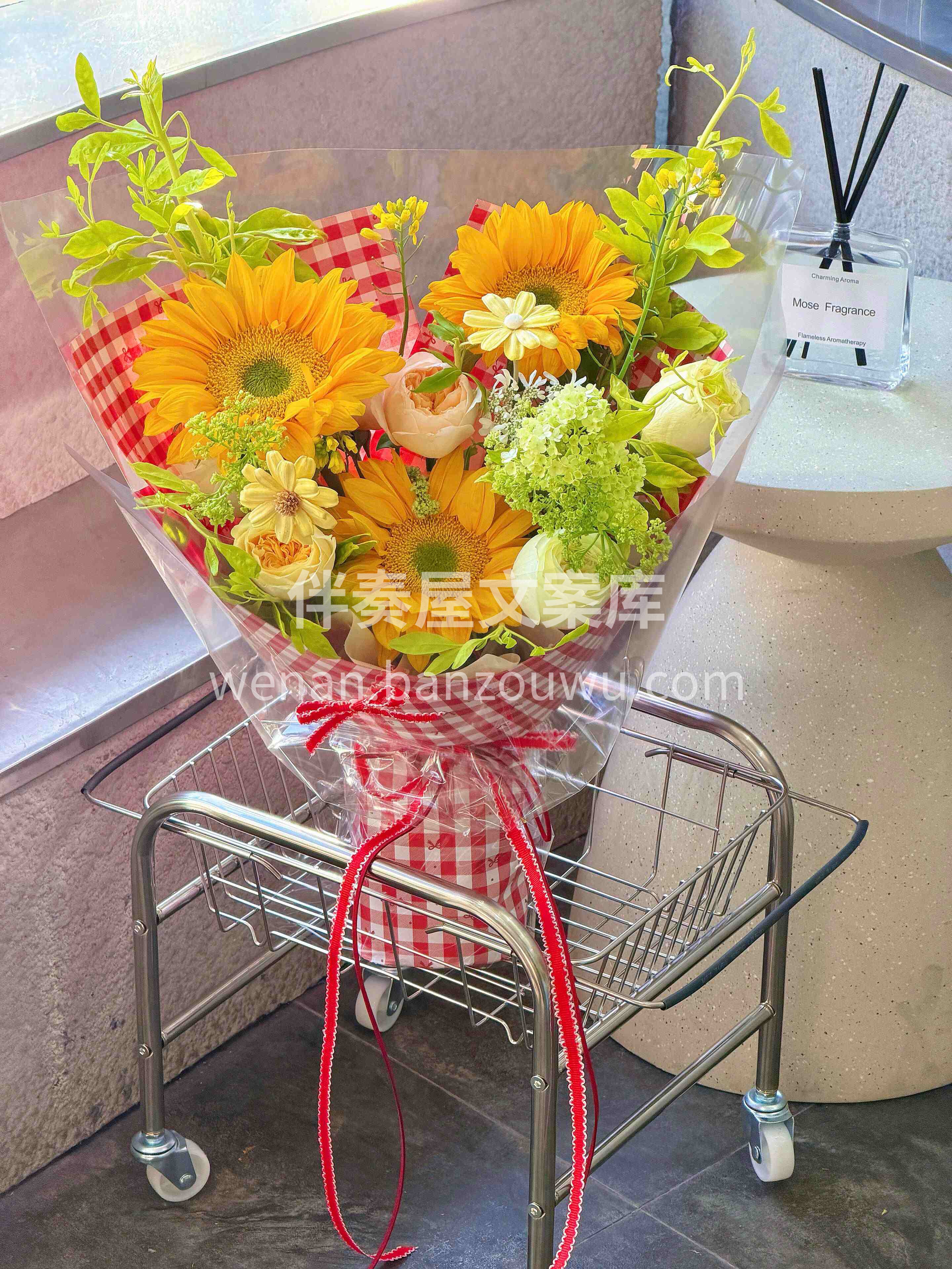 复古红格纹衬得向日葵更加明亮 🌻🌻🌻元气 配图1