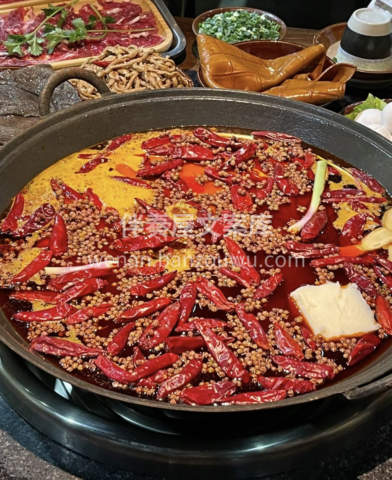 重庆火锅，麻辣鲜香！火红的锅底翻腾着热情 配图2