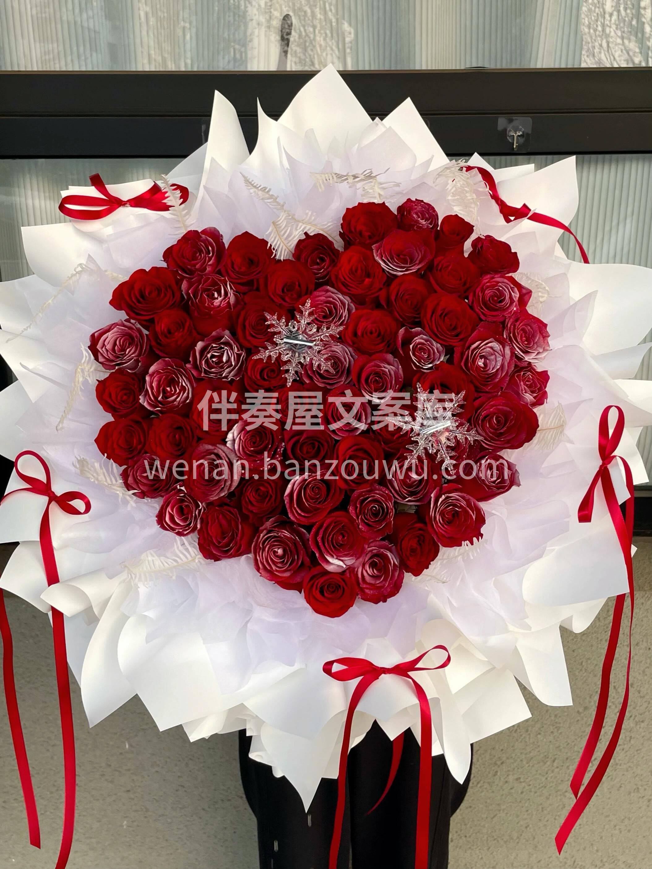 2.14情人节花礼❤️ 52枝红玫瑰裹着落雪❄️ 爱意是藏不 配图2