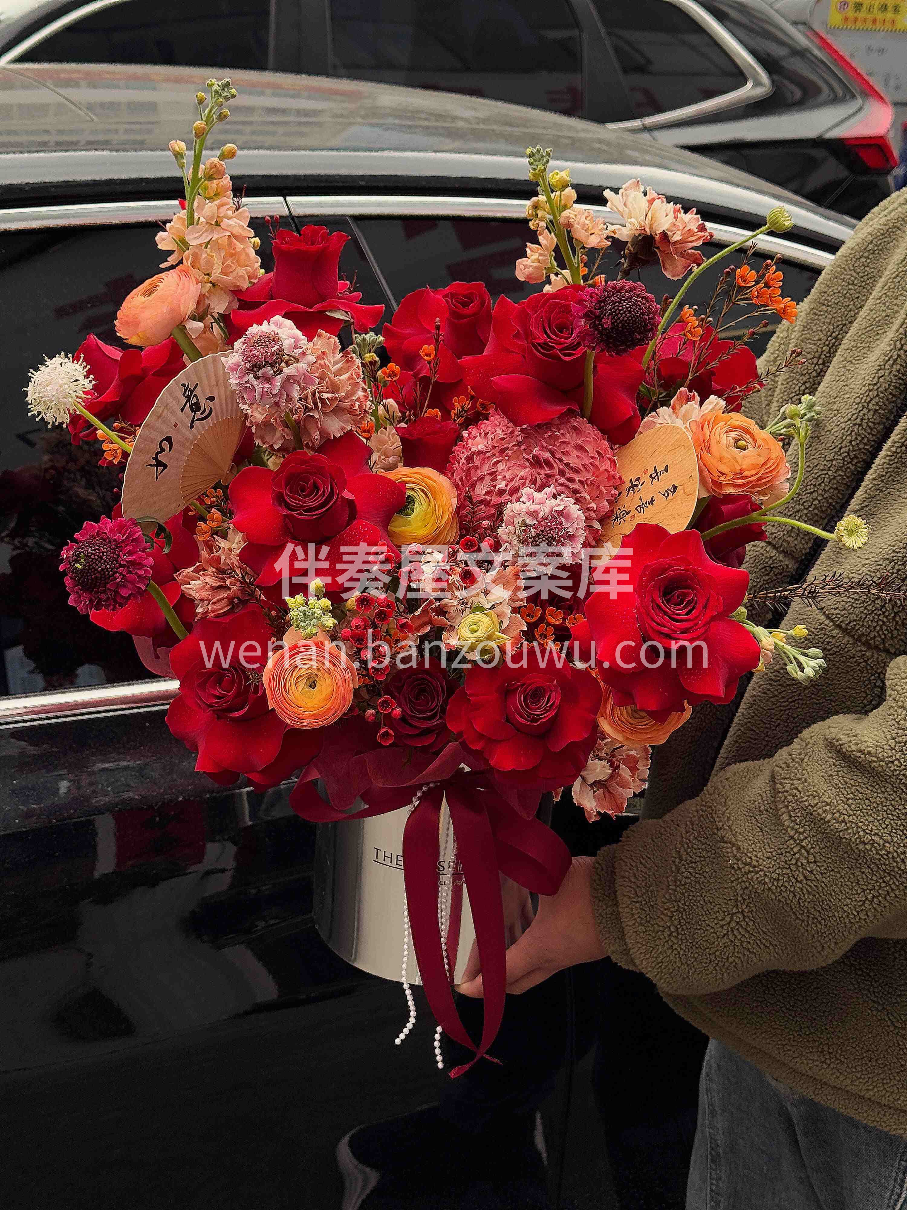 红色抱抱桶yyds❤️热烈又高级💐 红玫瑰裹满心意♥️桶里藏 配图1