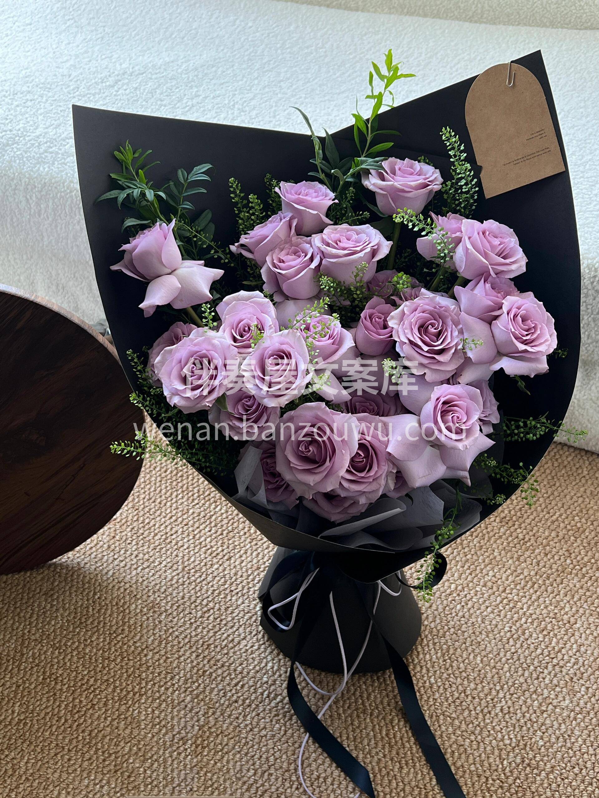 极简紫色系花束💐 原来高级从来不是堆砌 是花瓣肌理里的细腻褶 配图1