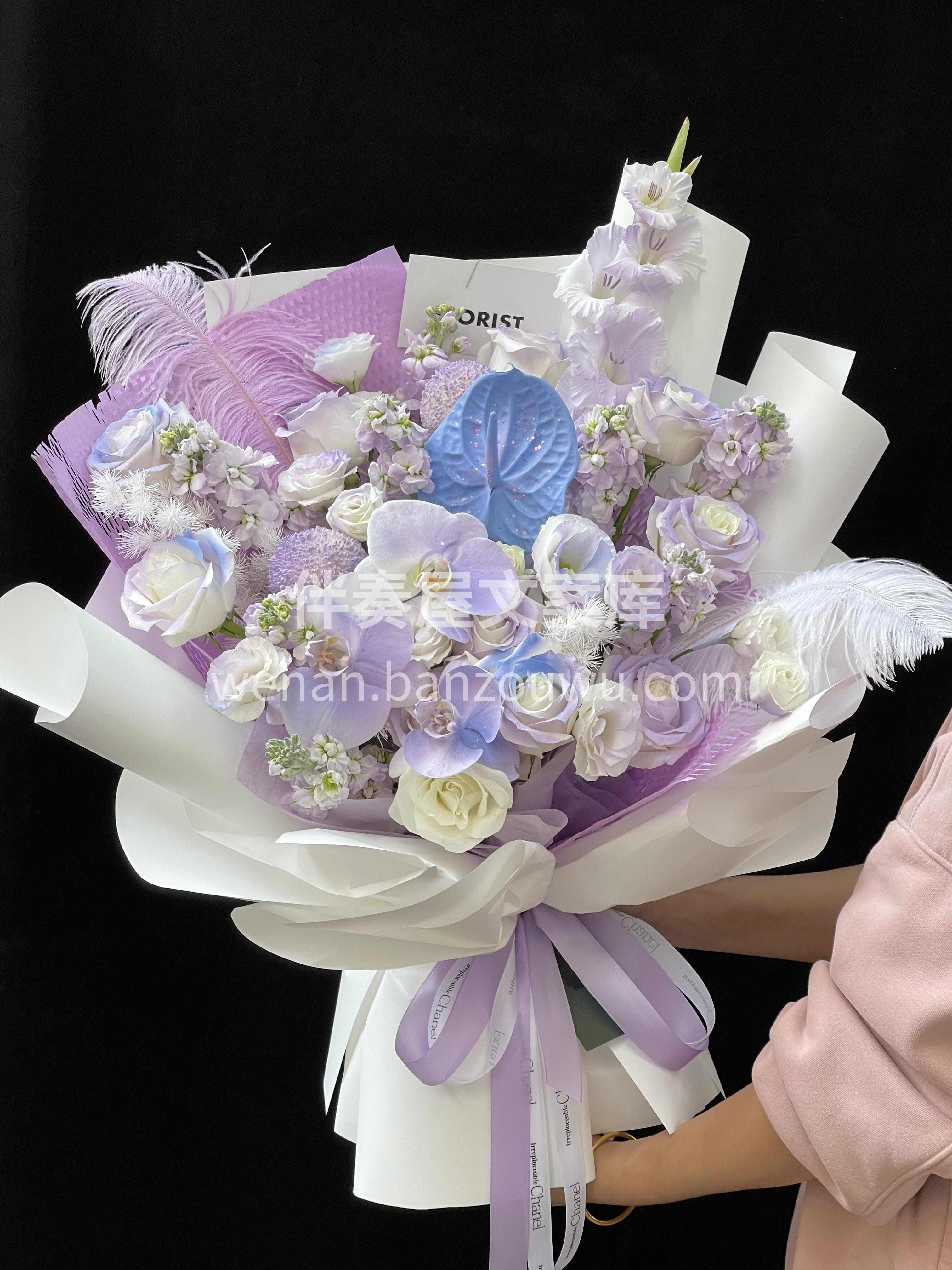 蝴蝶兰混搭花束🌼 蝴蝶兰寓意着传递幸福👼的使者 因为它开花时 配图2