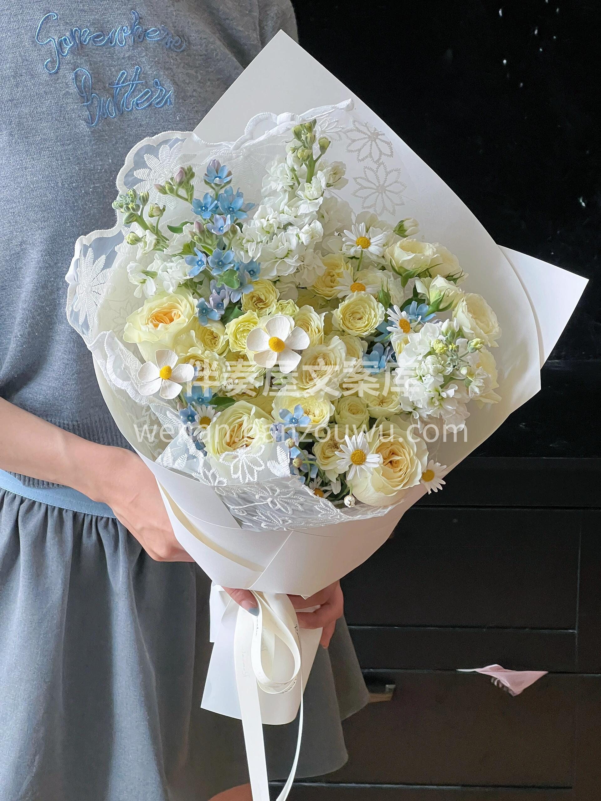 温柔到骨子里的奶油白小花束💛 花瓣像揉过的奶油一样软乎乎🍰  配图1