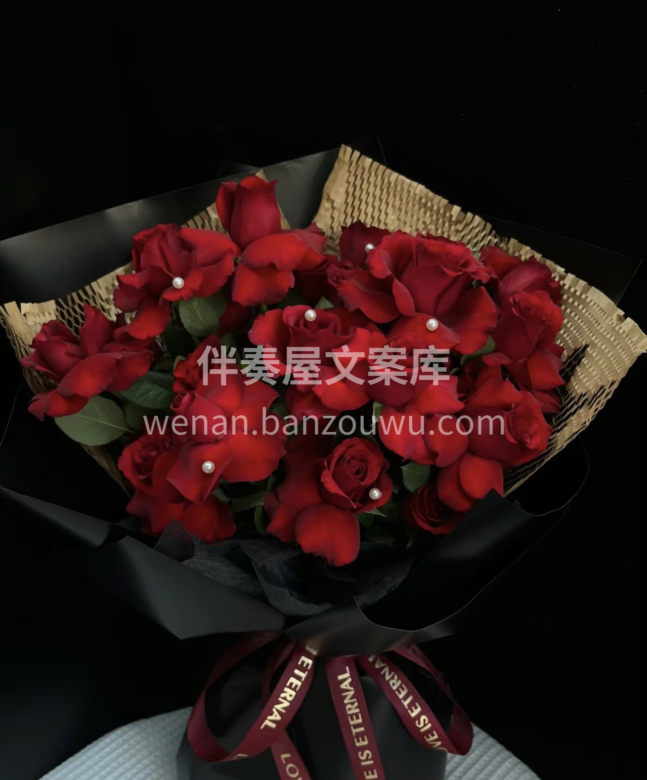我是枯萎的玫瑰 是港口吹过的风 是不被在 配图3