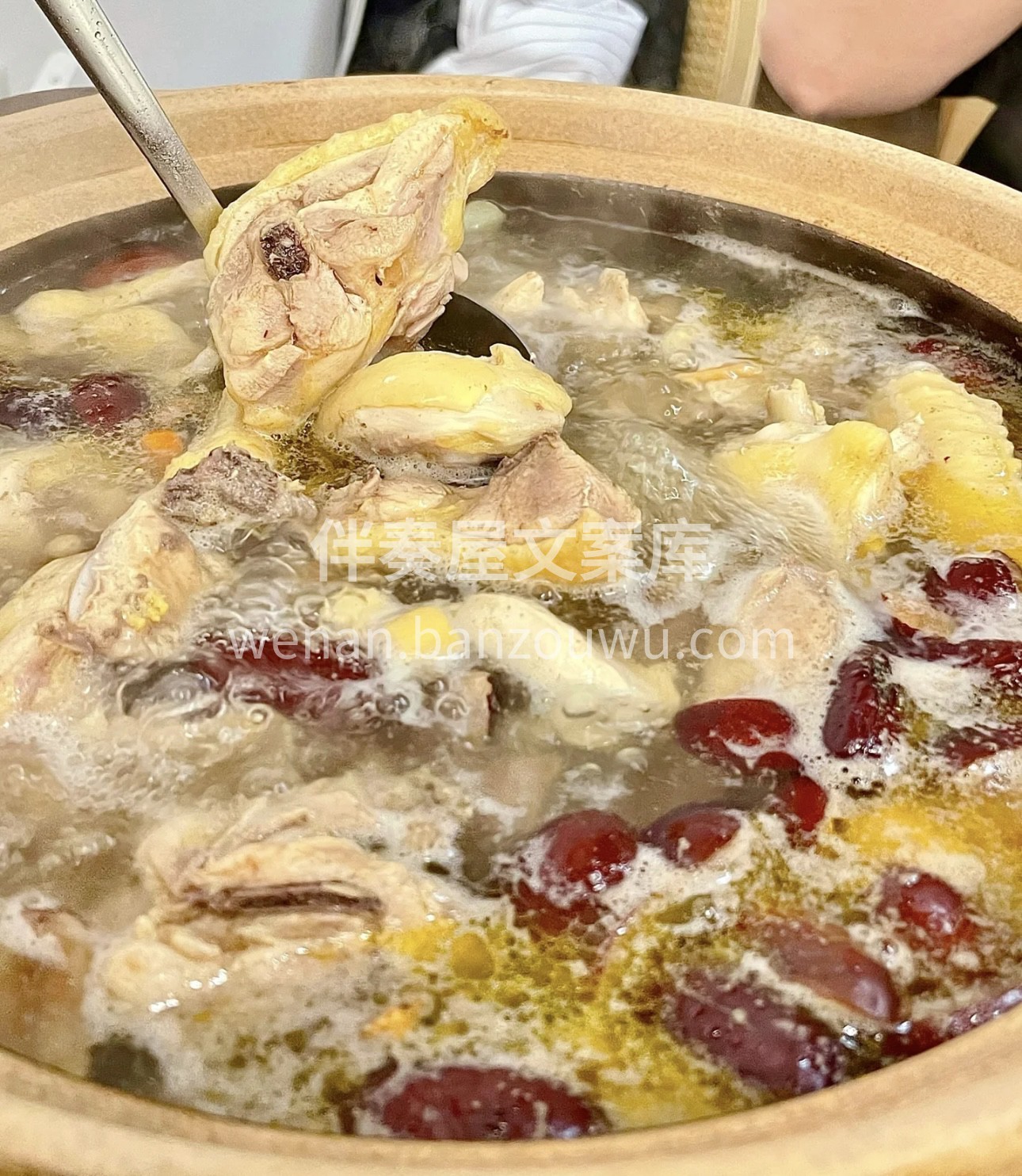 👀鲜嫩的鸡肉，在锅里炖煮得咕噜咕噜👀！  配图3