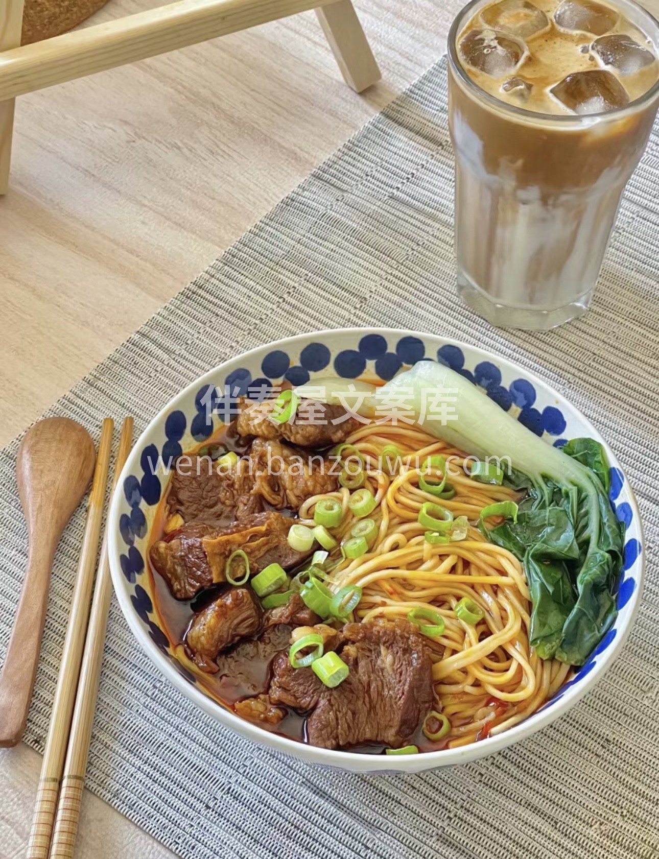 红烧牛肉面，经典的美味。大块牛肉炖得软烂 配图1