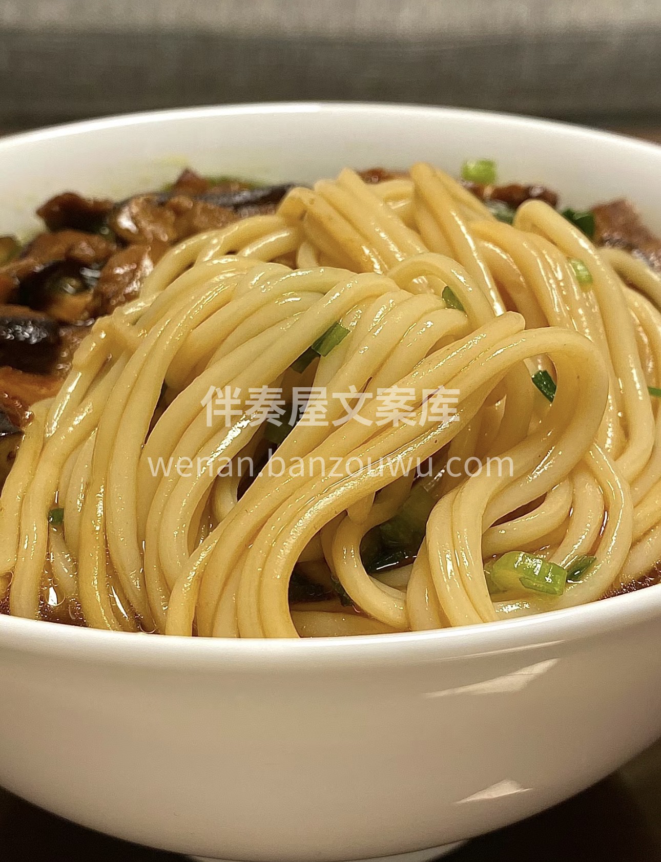 香菇鲜美，肉片嫩滑，面条筋道。一碗热气腾 配图3