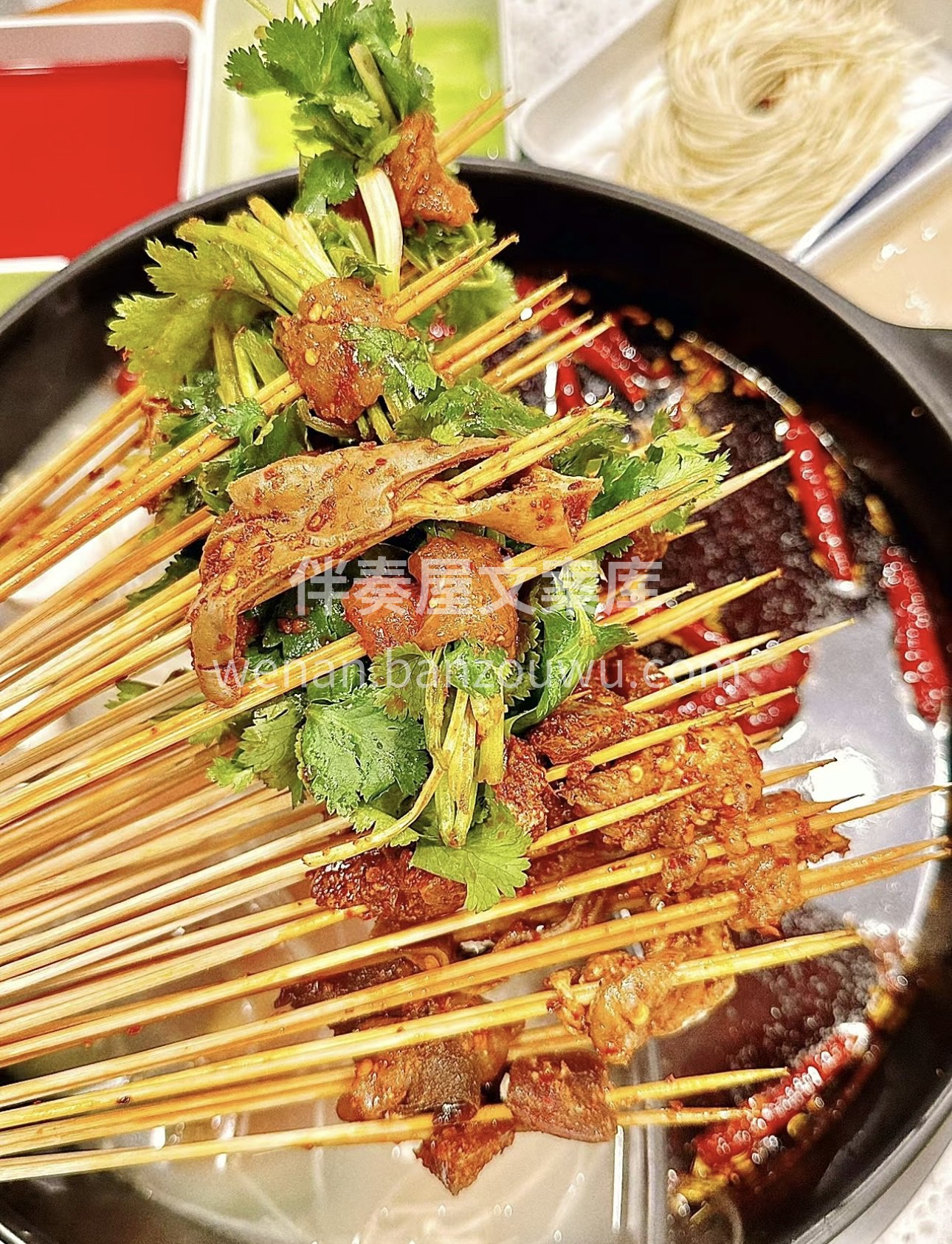 鲜香麻辣的串串火锅，各种食材任您挑选。在 配图3
