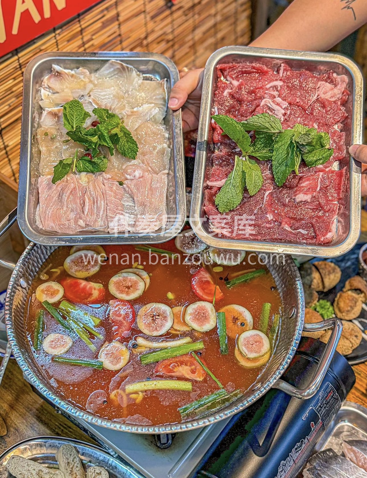 浓郁酸汤，独特风味。新鲜食材在锅中翻滚， 配图2