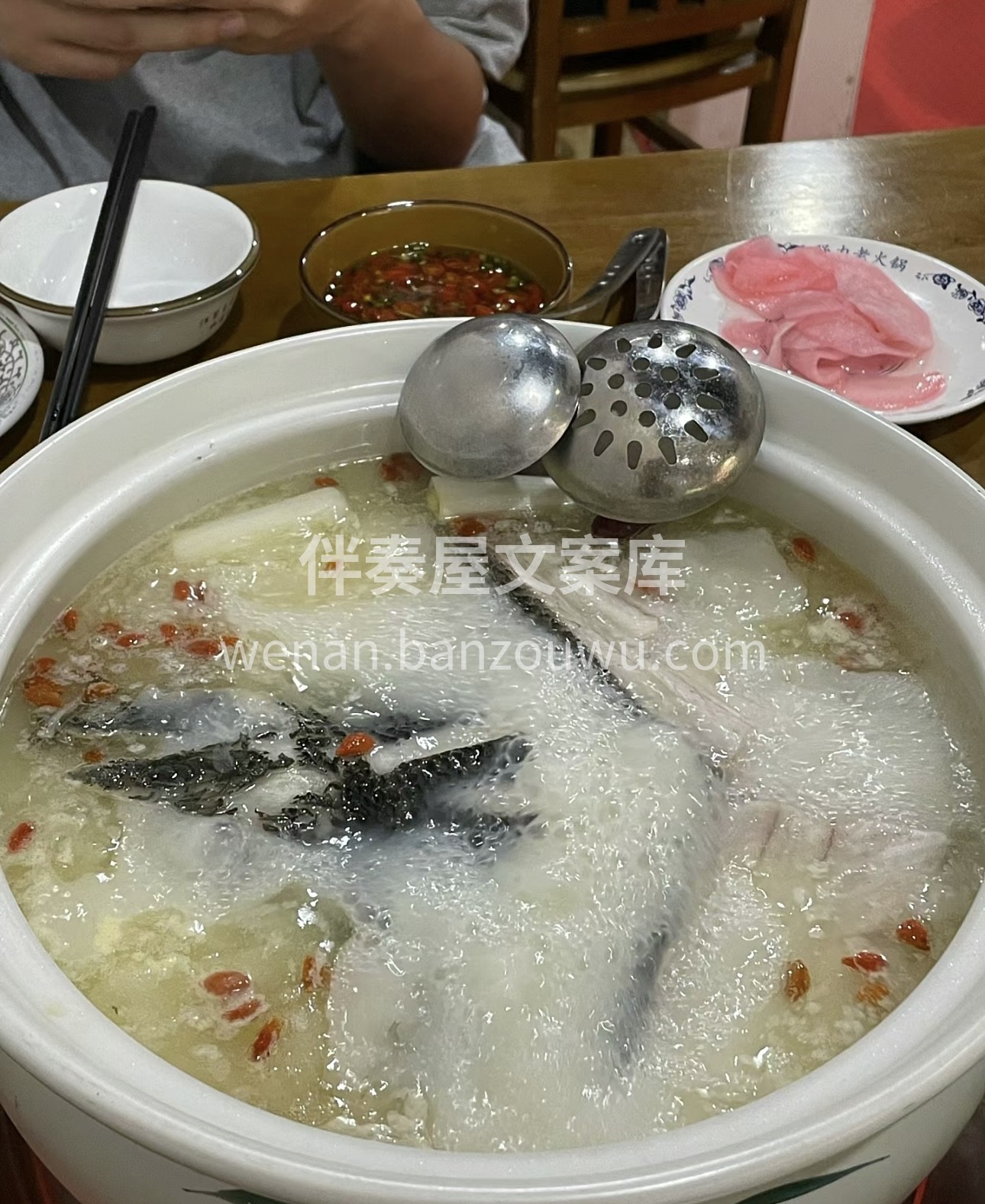 薄如蝉翼的鱼片，在鲜香四溢的火锅中轻轻翻 配图3