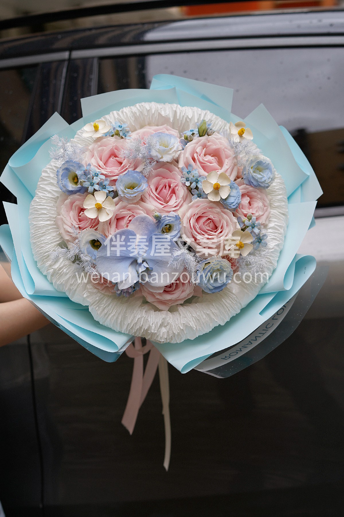 蓝粉色系圆形花束💙🤍 喜欢花🌸的原因 大概是它可以一直治愈我 配图2