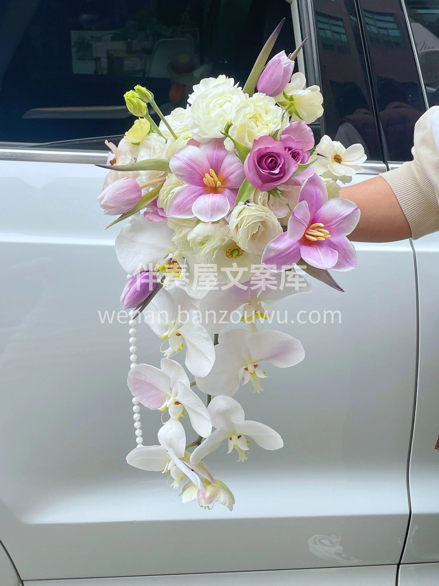 客订水滴手捧 花朵枝叶在新娘手中自然下垂 配图2