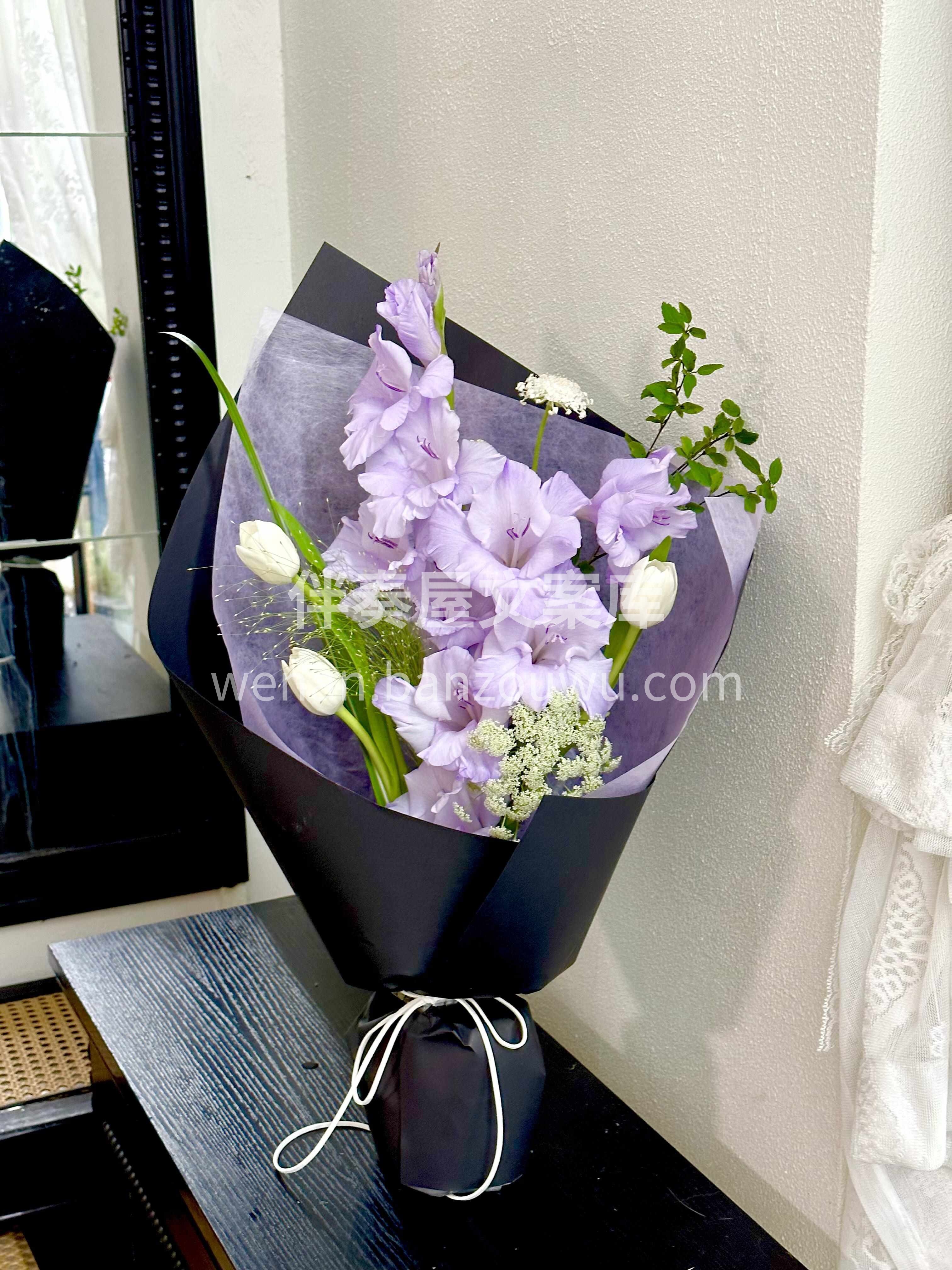 被紫色剑兰💜美到失语 小众花束的氛围感密码 原来清冷与温柔从 配图2